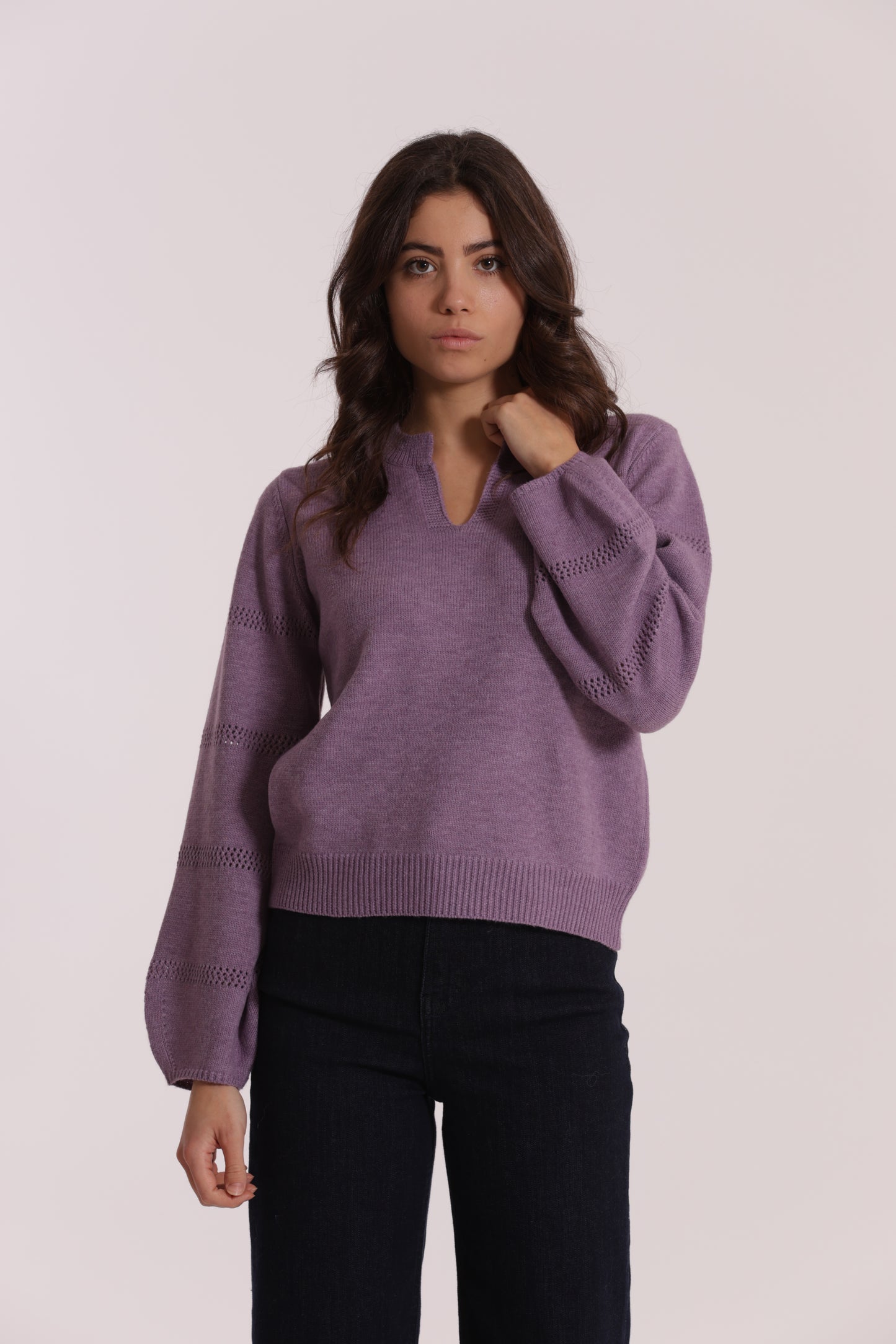 MAGLIA SCOLLO A V CON DETTAGLI SU MANICHE