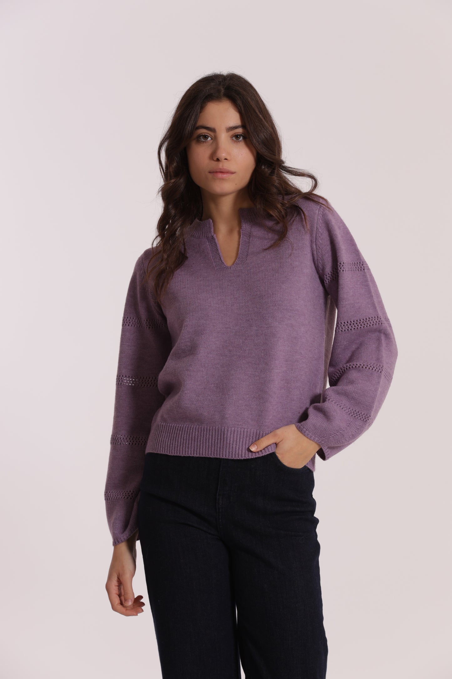 MAGLIA SCOLLO A V CON DETTAGLI SU MANICHE