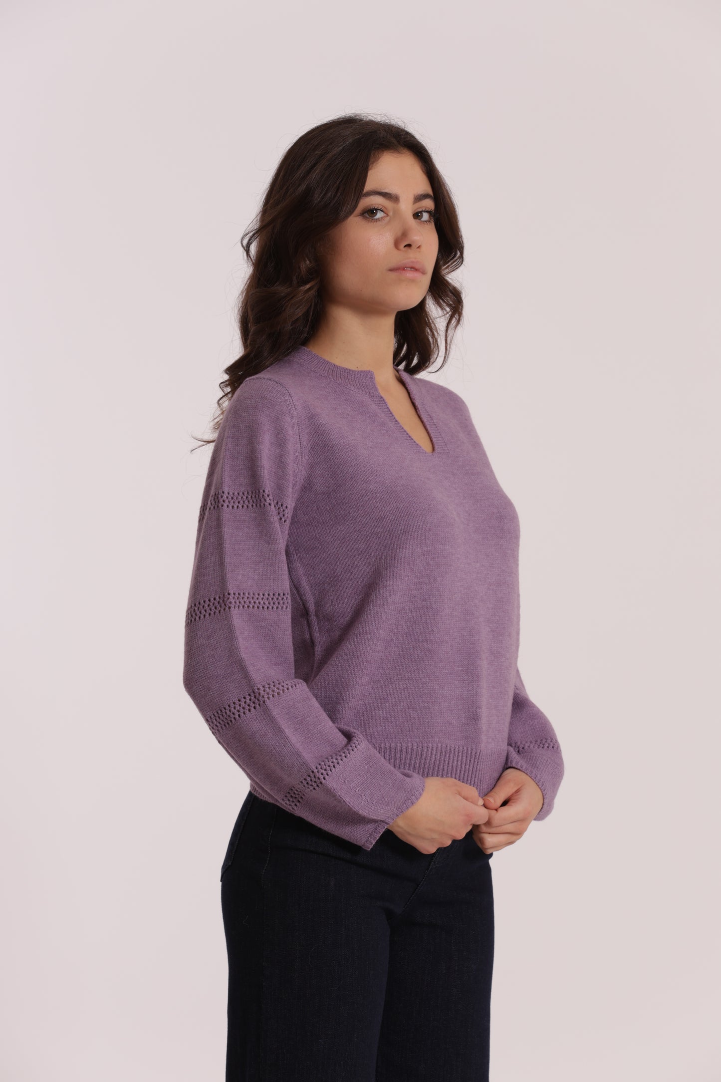 MAGLIA SCOLLO A V CON DETTAGLI SU MANICHE