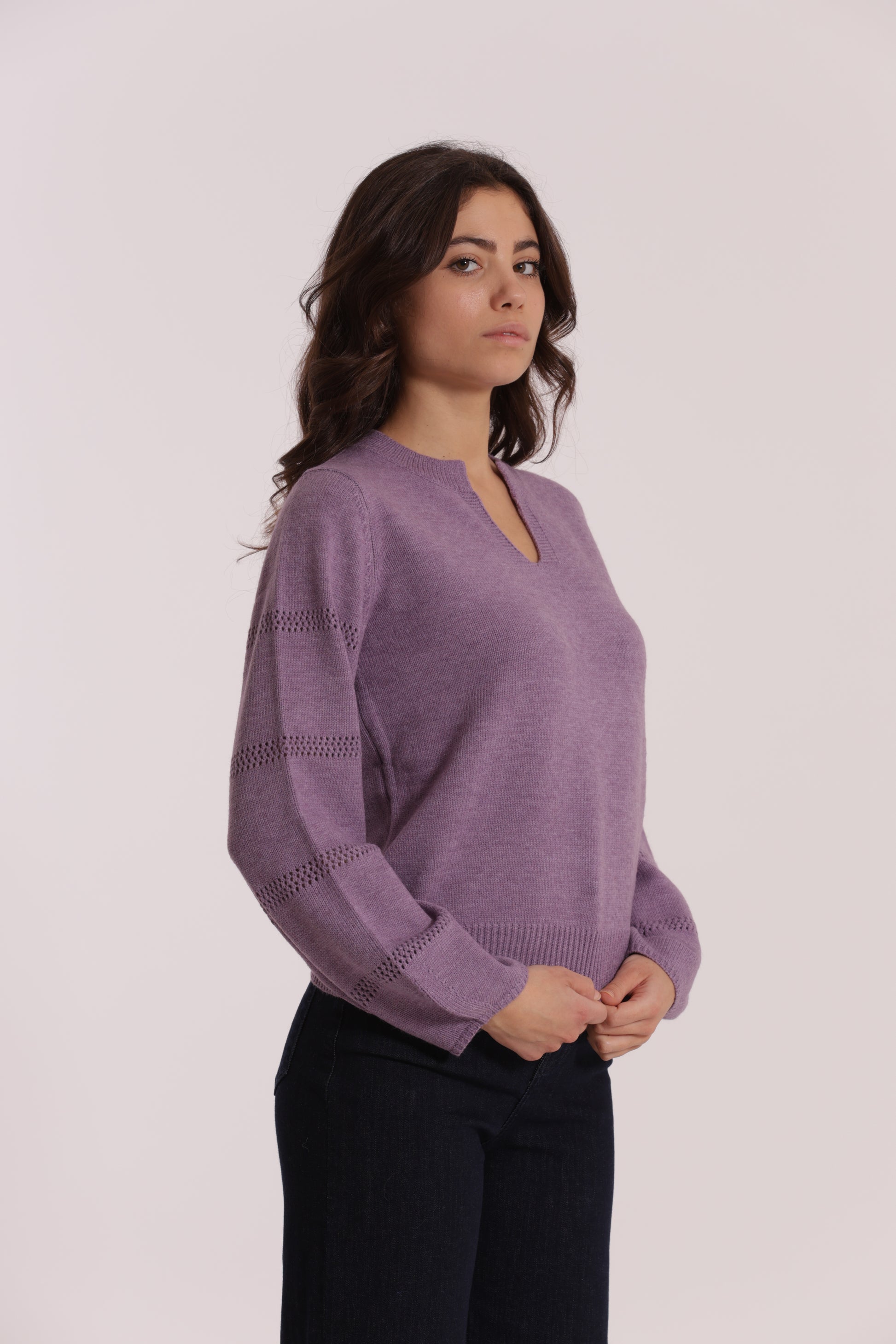 MAGLIA SCOLLO A V CON DETTAGLI SU MANICHE