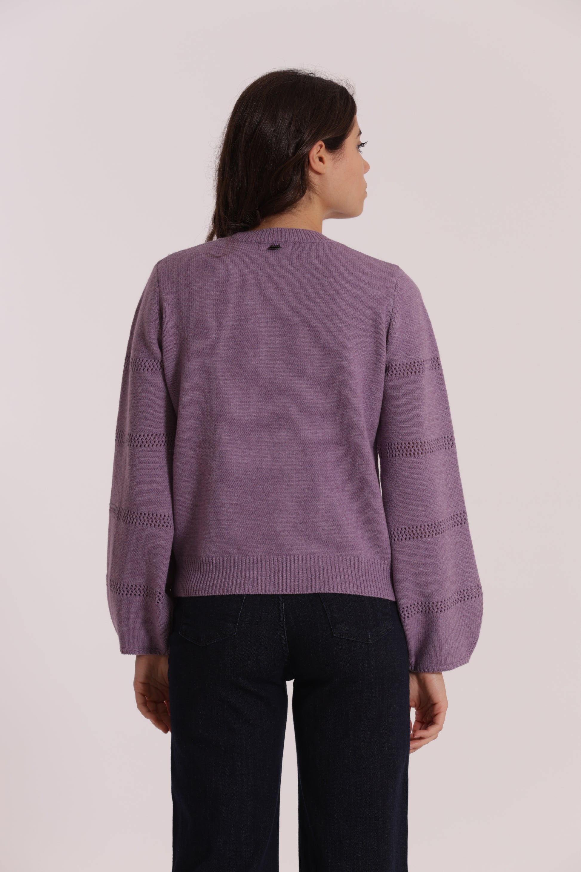 MAGLIA SCOLLO A V CON DETTAGLI SU MANICHE