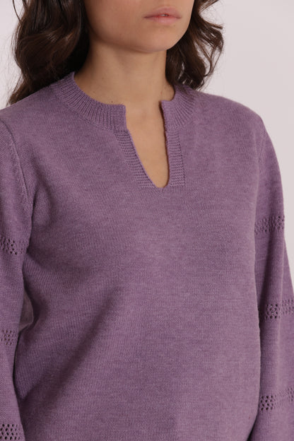 MAGLIA SCOLLO A V CON DETTAGLI SU MANICHE