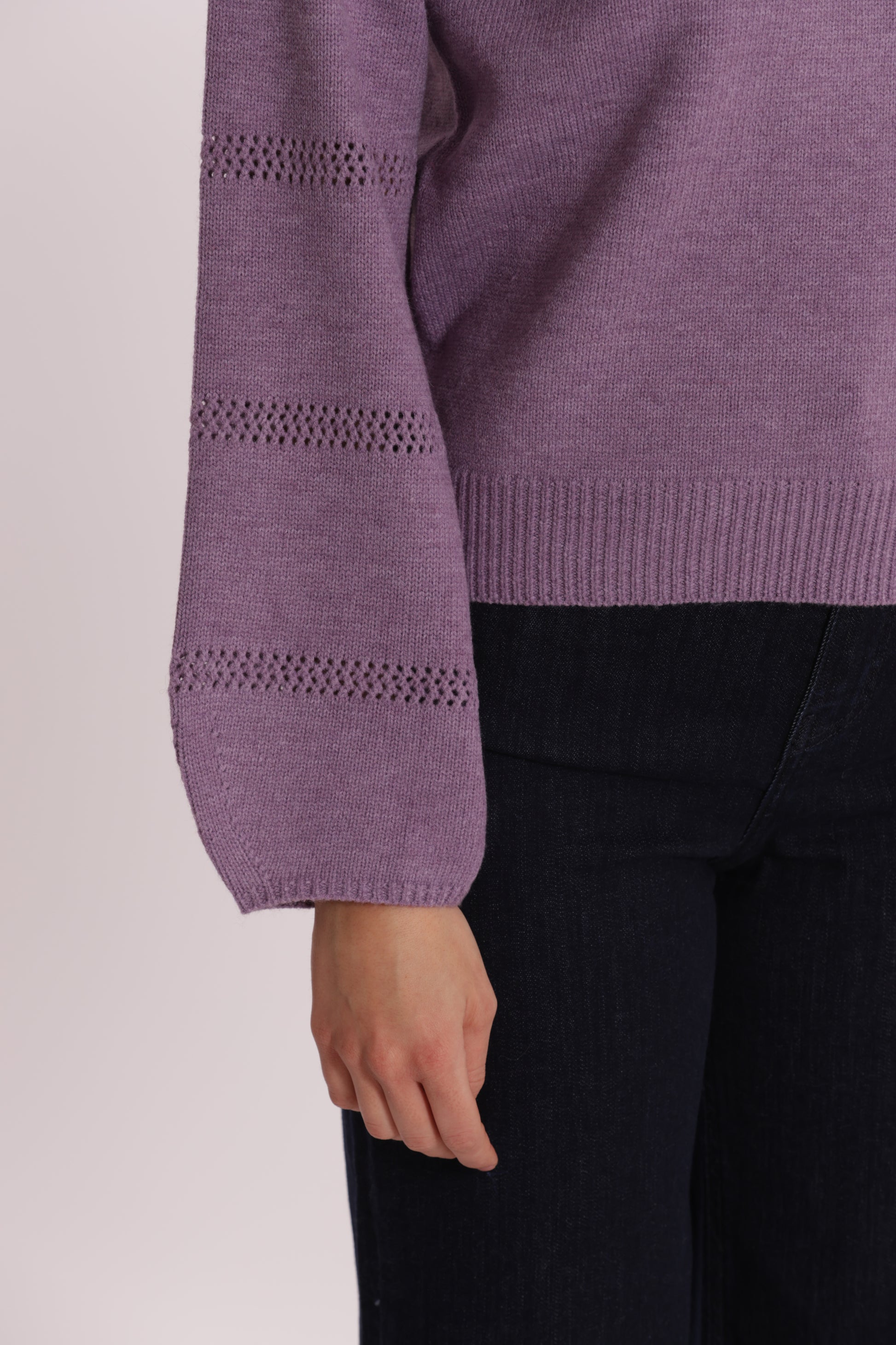 MAGLIA SCOLLO A V CON DETTAGLI SU MANICHE