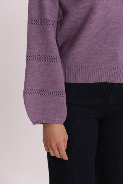 MAGLIA SCOLLO A V CON DETTAGLI SU MANICHE