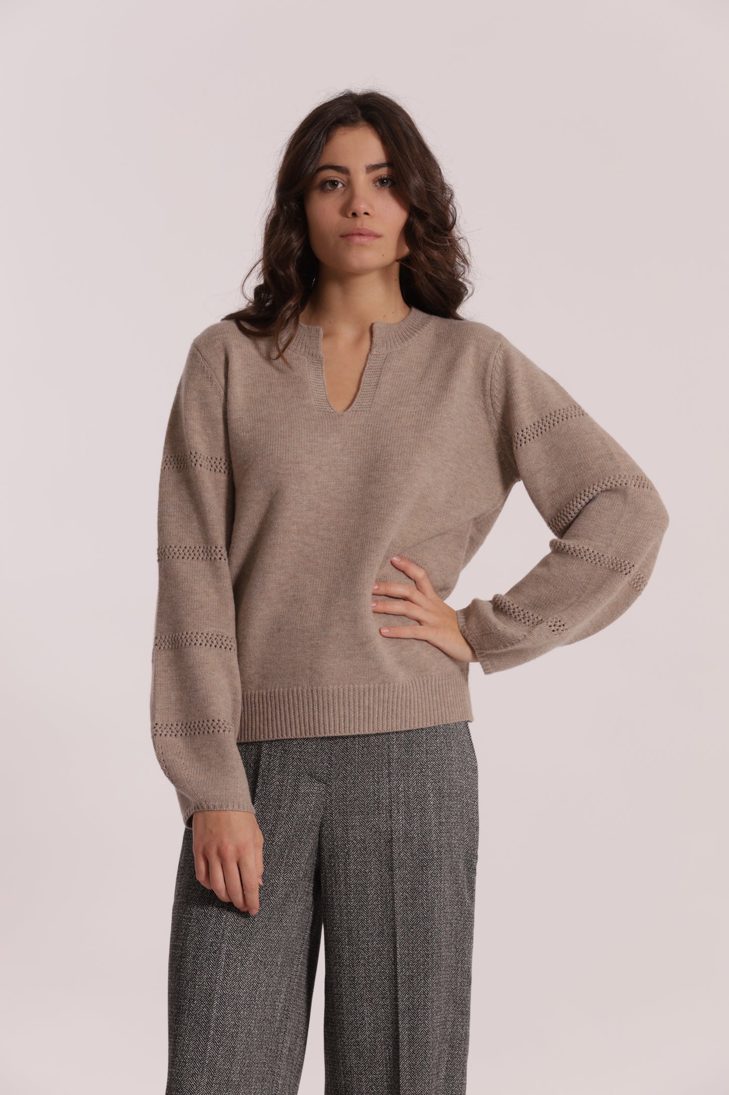 MAGLIA SCOLLO A V CON DETTAGLI SU MANICHE
