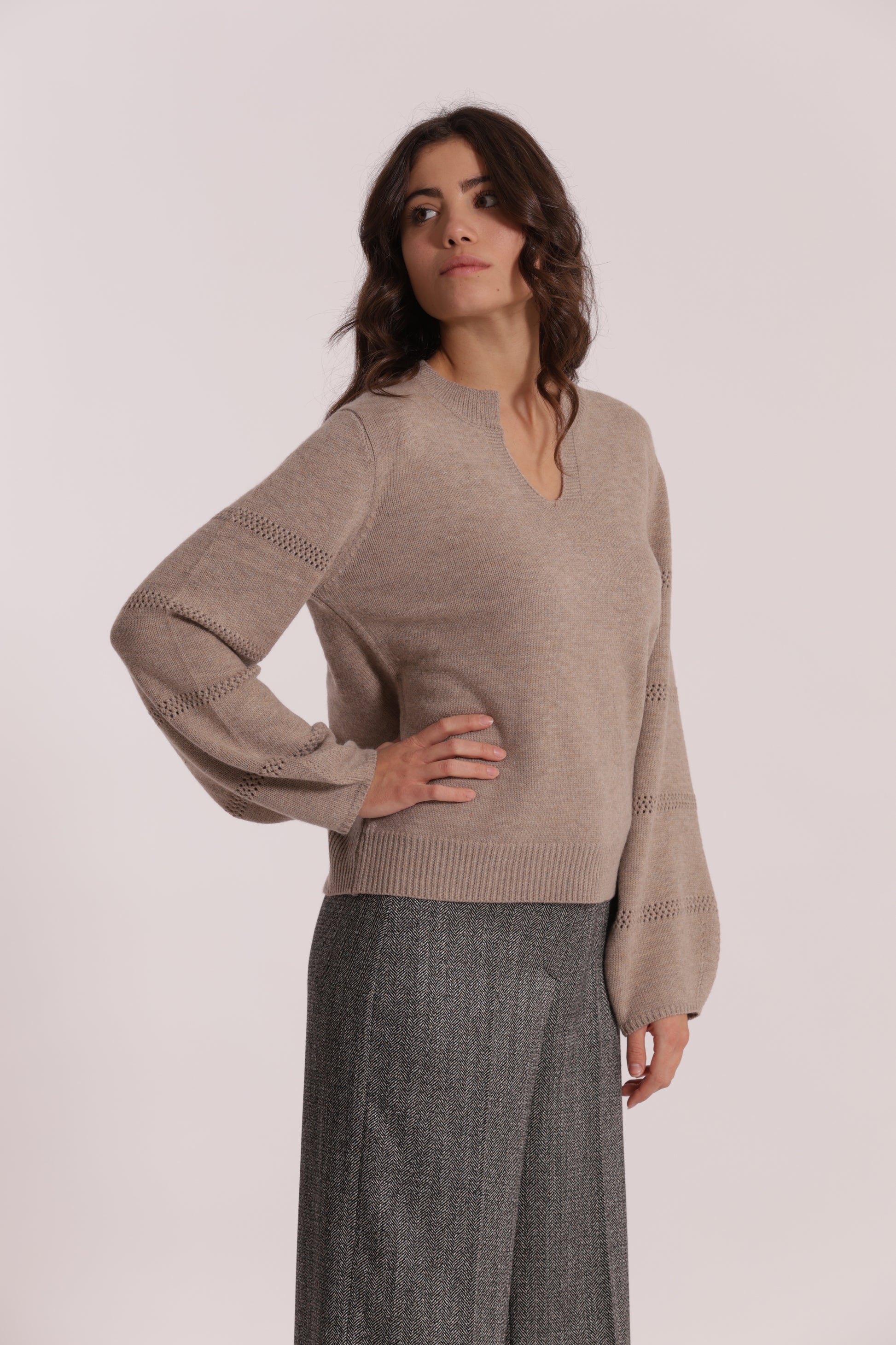 MAGLIA SCOLLO A V CON DETTAGLI SU MANICHE