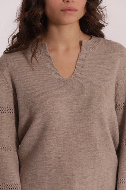 MAGLIA SCOLLO A V CON DETTAGLI SU MANICHE