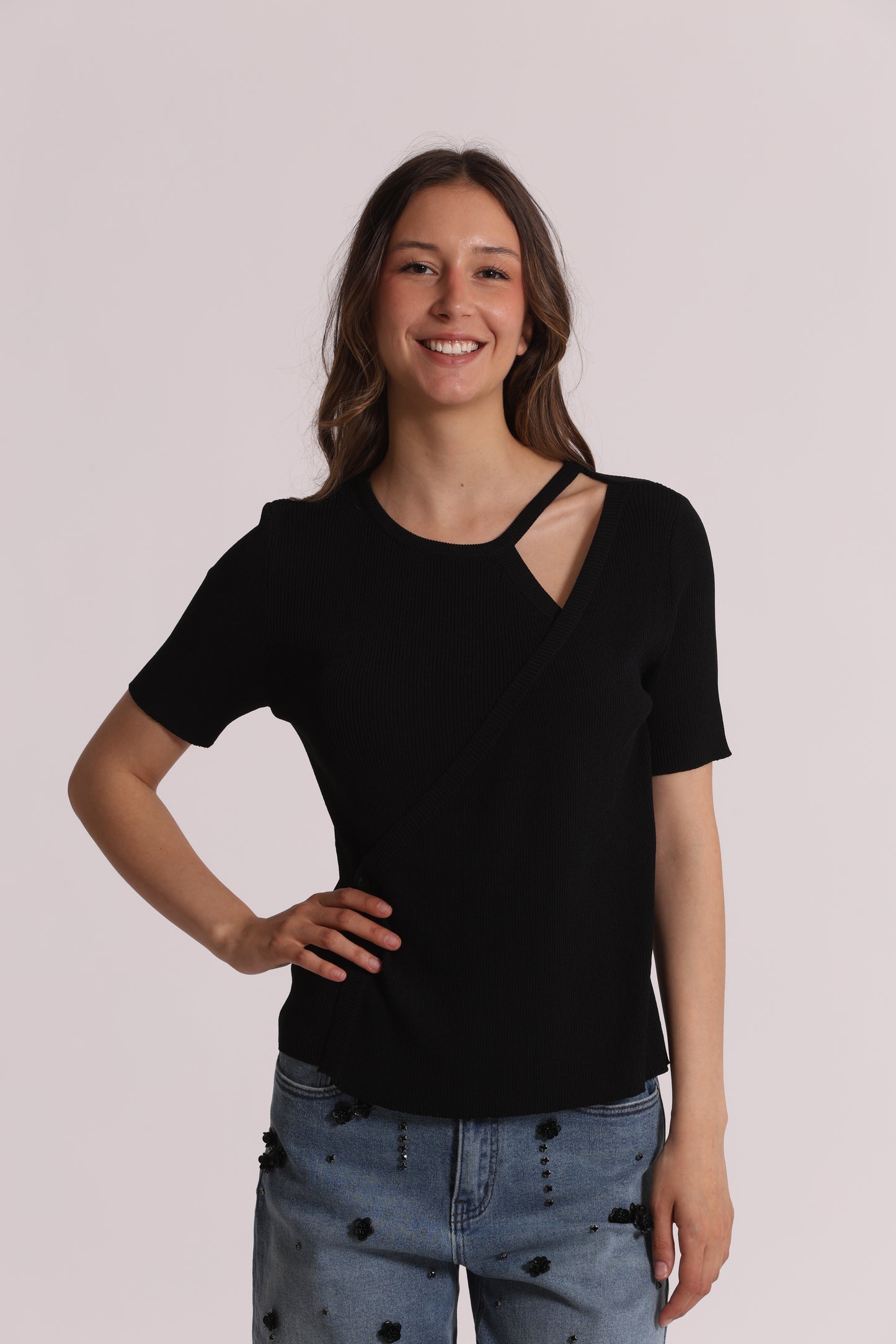MAGLIA A MANICHE CORTE CON APERTURA