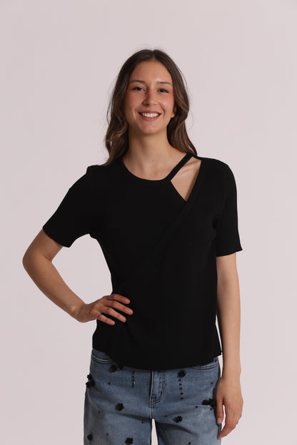 MAGLIA A MANICHE CORTE CON APERTURA