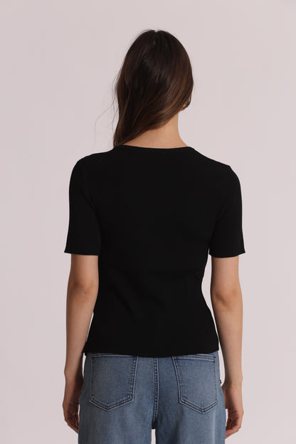 MAGLIA A MANICHE CORTE CON APERTURA