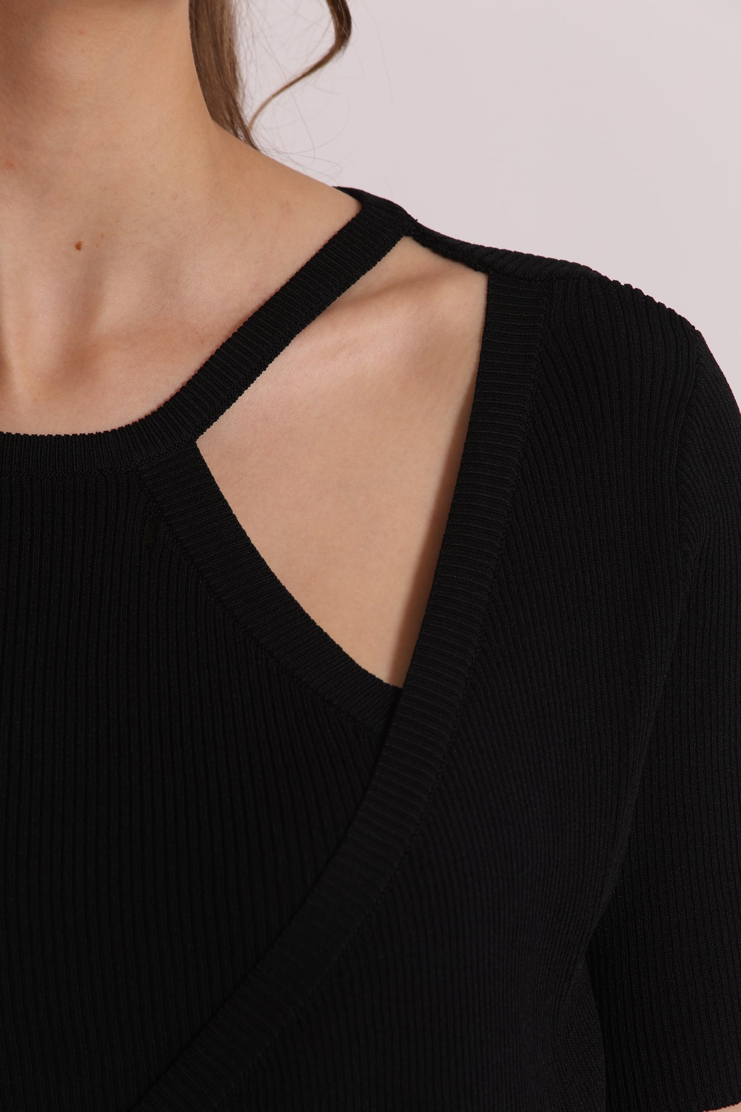 MAGLIA A MANICHE CORTE CON APERTURA