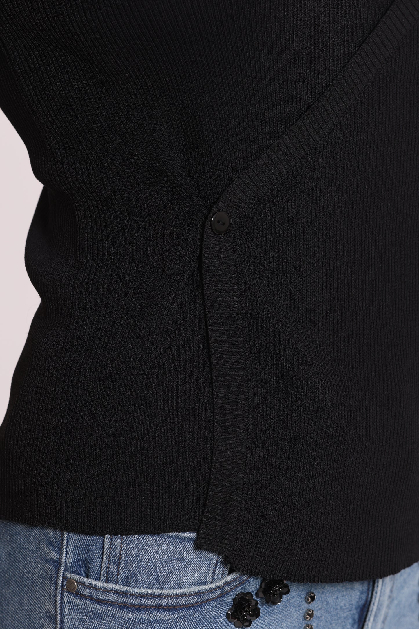 MAGLIA A MANICHE CORTE CON APERTURA