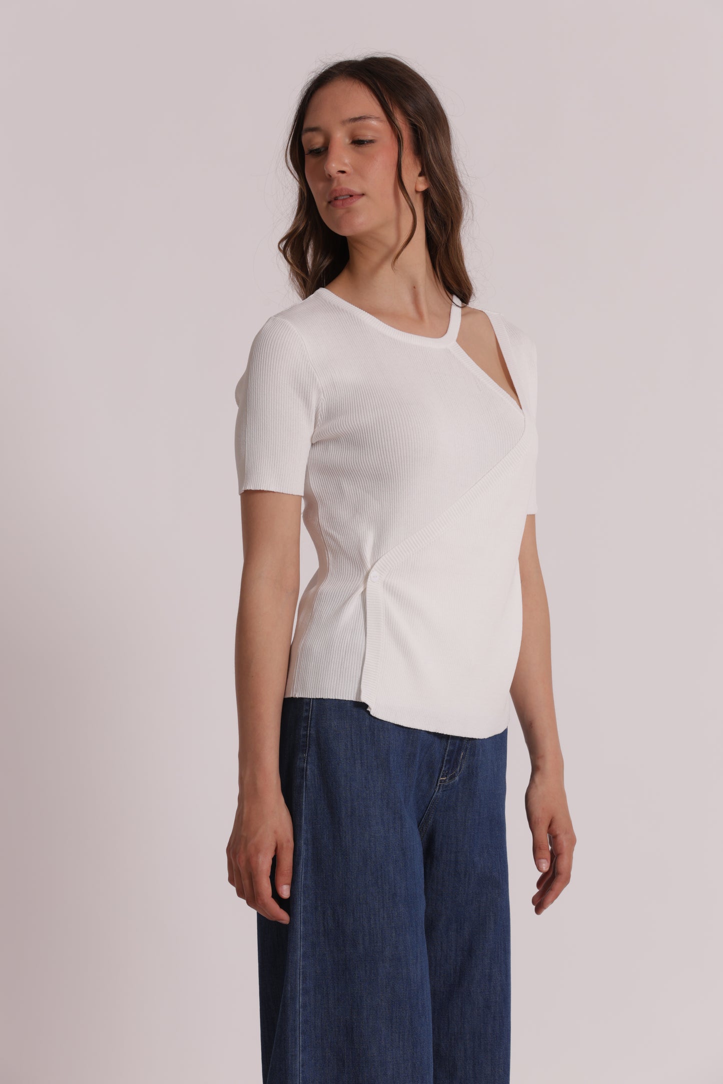 MAGLIA A MANICHE CORTE CON APERTURA