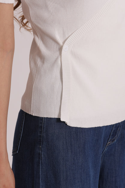 MAGLIA A MANICHE CORTE CON APERTURA