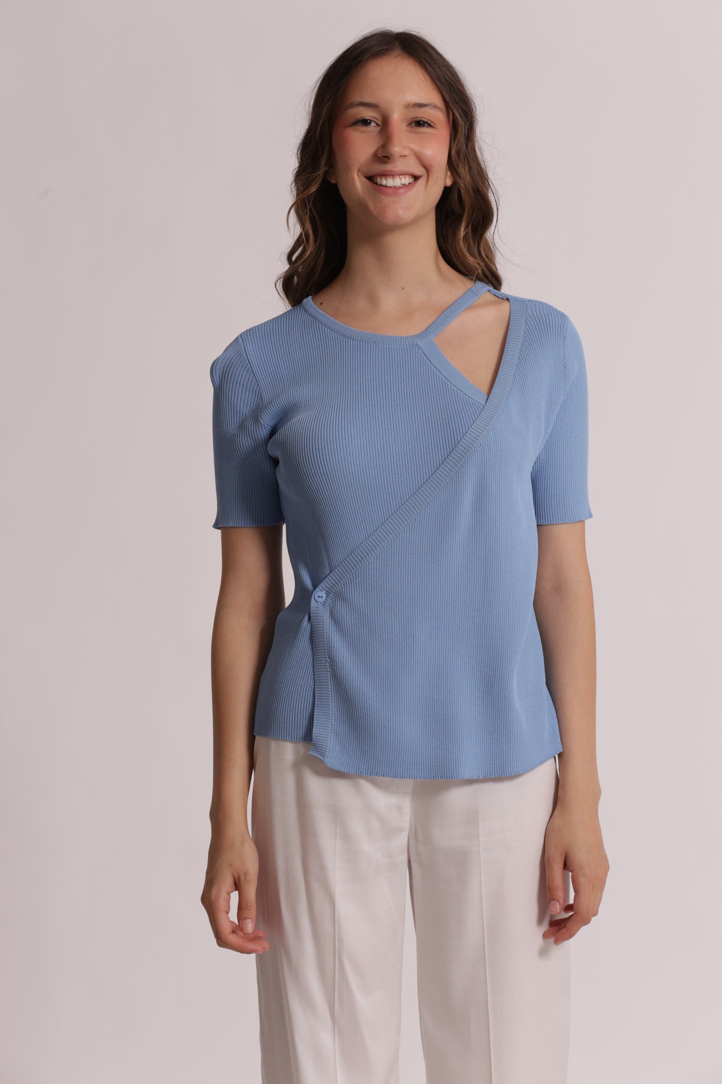 MAGLIA A MANICHE CORTE CON APERTURA