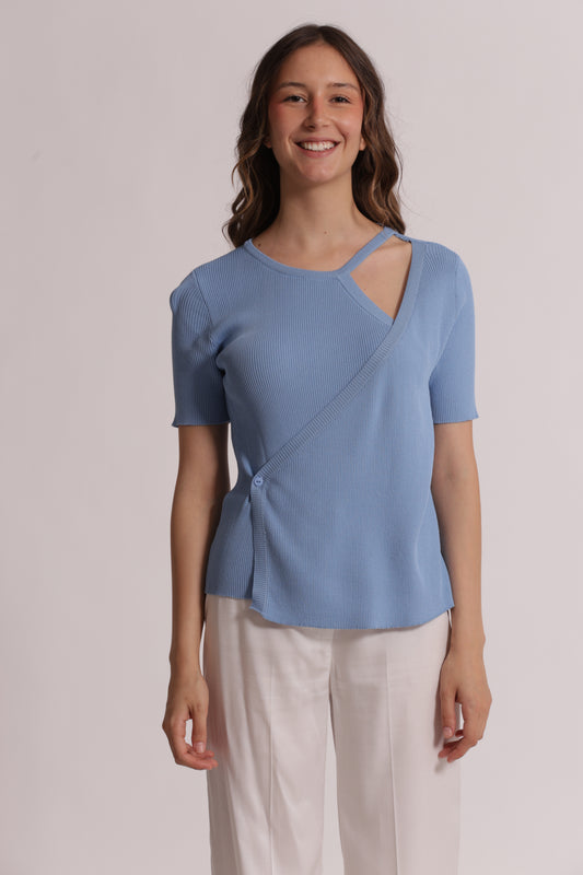 MAGLIA A MANICHE CORTE CON APERTURA