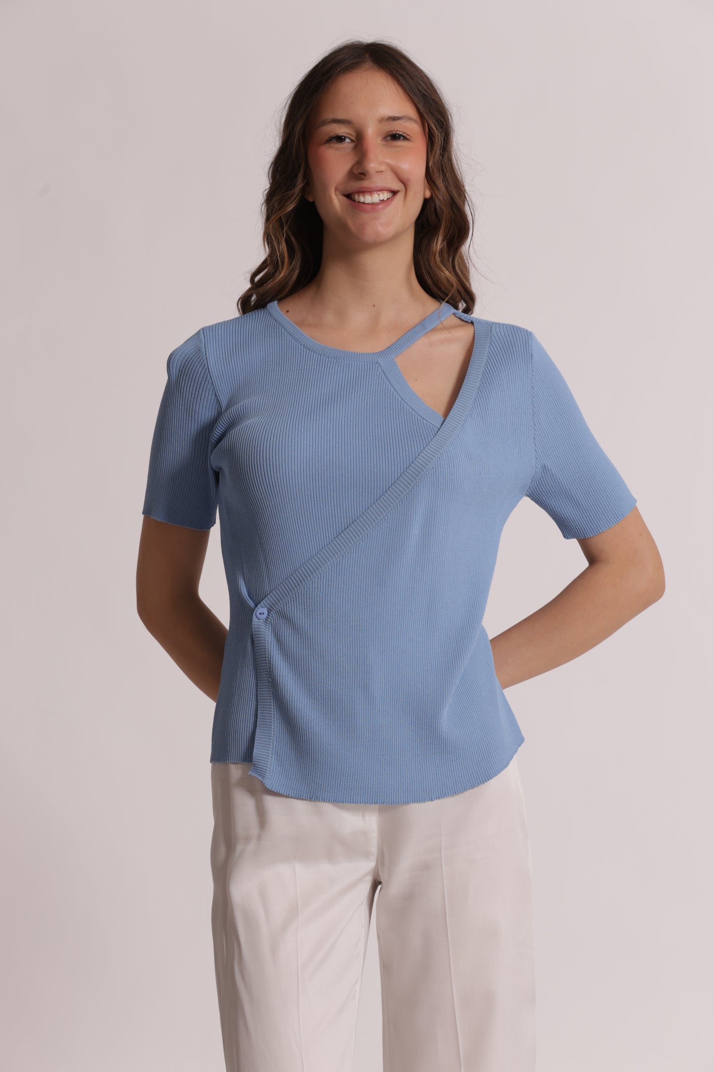 MAGLIA A MANICHE CORTE CON APERTURA