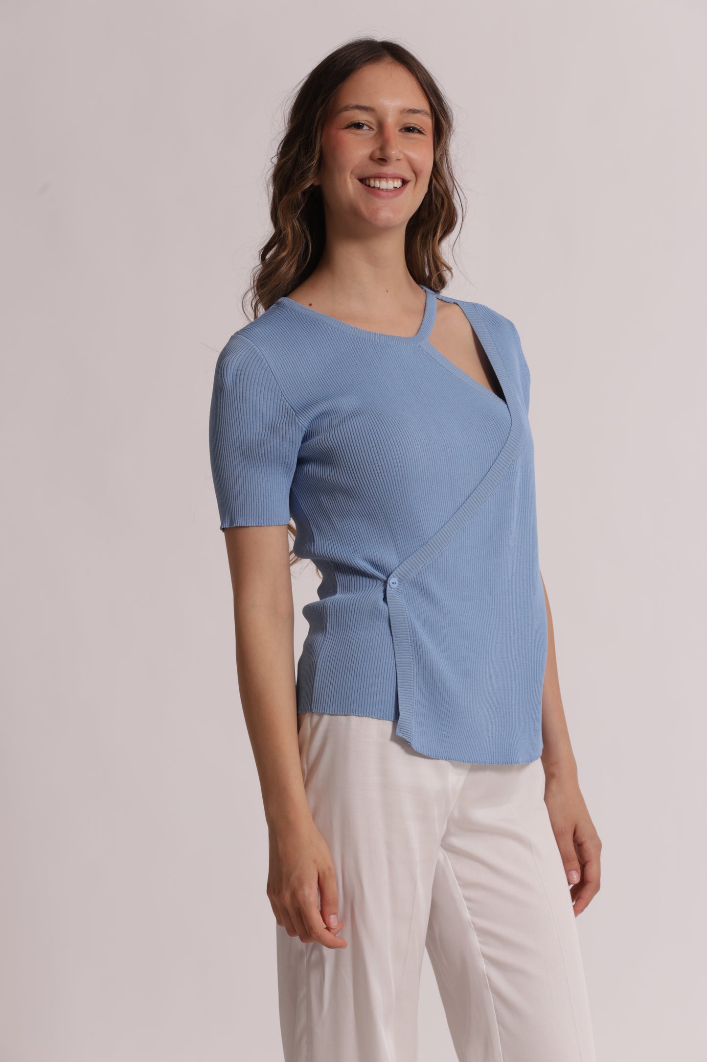 MAGLIA A MANICHE CORTE CON APERTURA