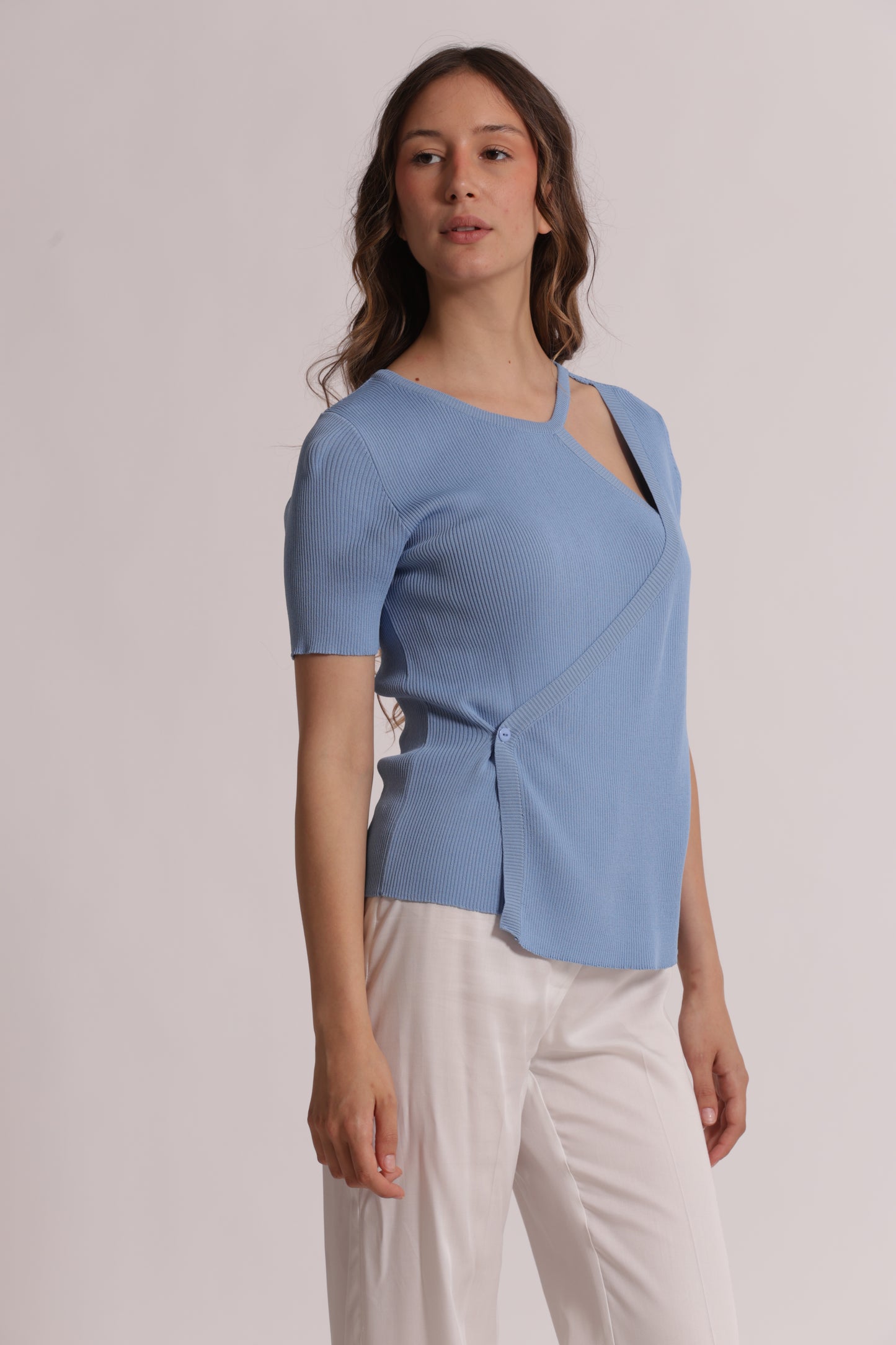 MAGLIA A MANICHE CORTE CON APERTURA