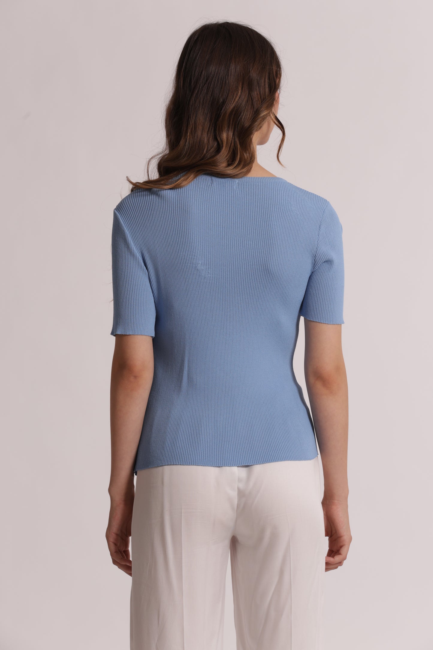 MAGLIA A MANICHE CORTE CON APERTURA