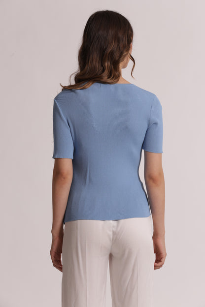 MAGLIA A MANICHE CORTE CON APERTURA