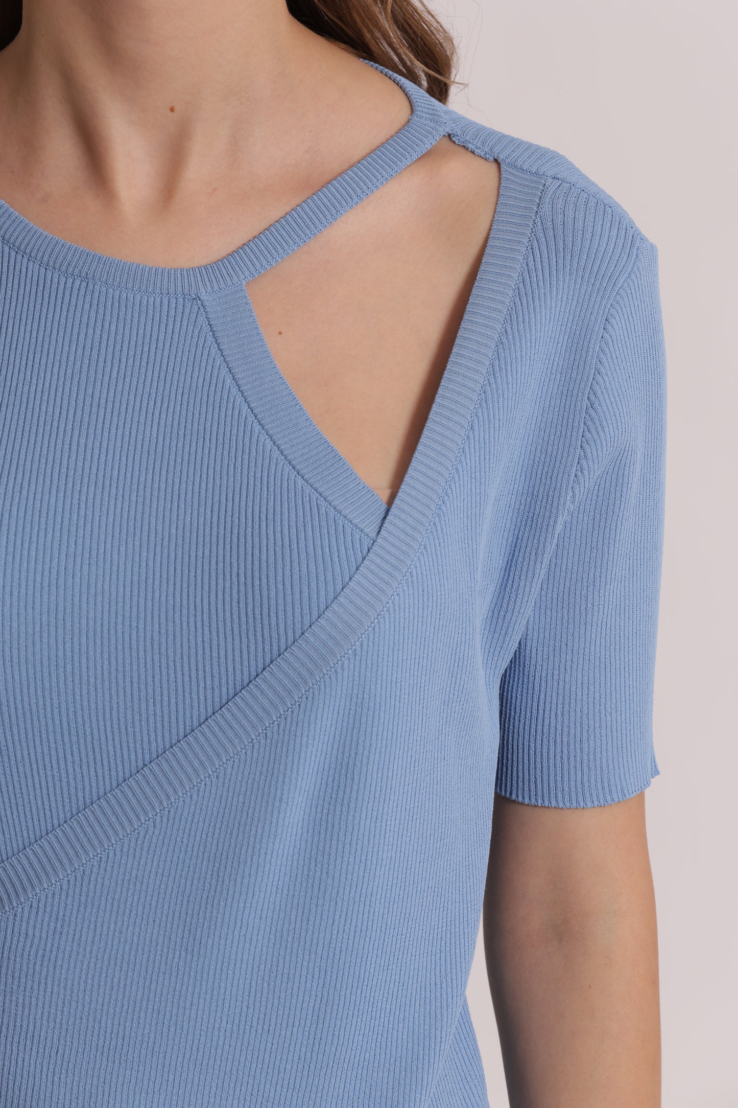 MAGLIA A MANICHE CORTE CON APERTURA
