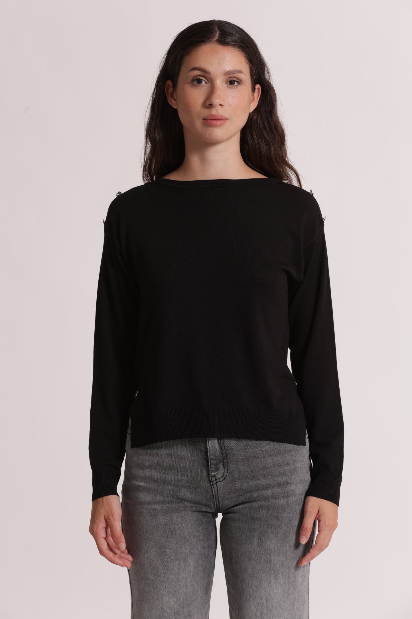 MAGLIA A MANICHE LUNGHE CON BOTTONI SU SPALLA