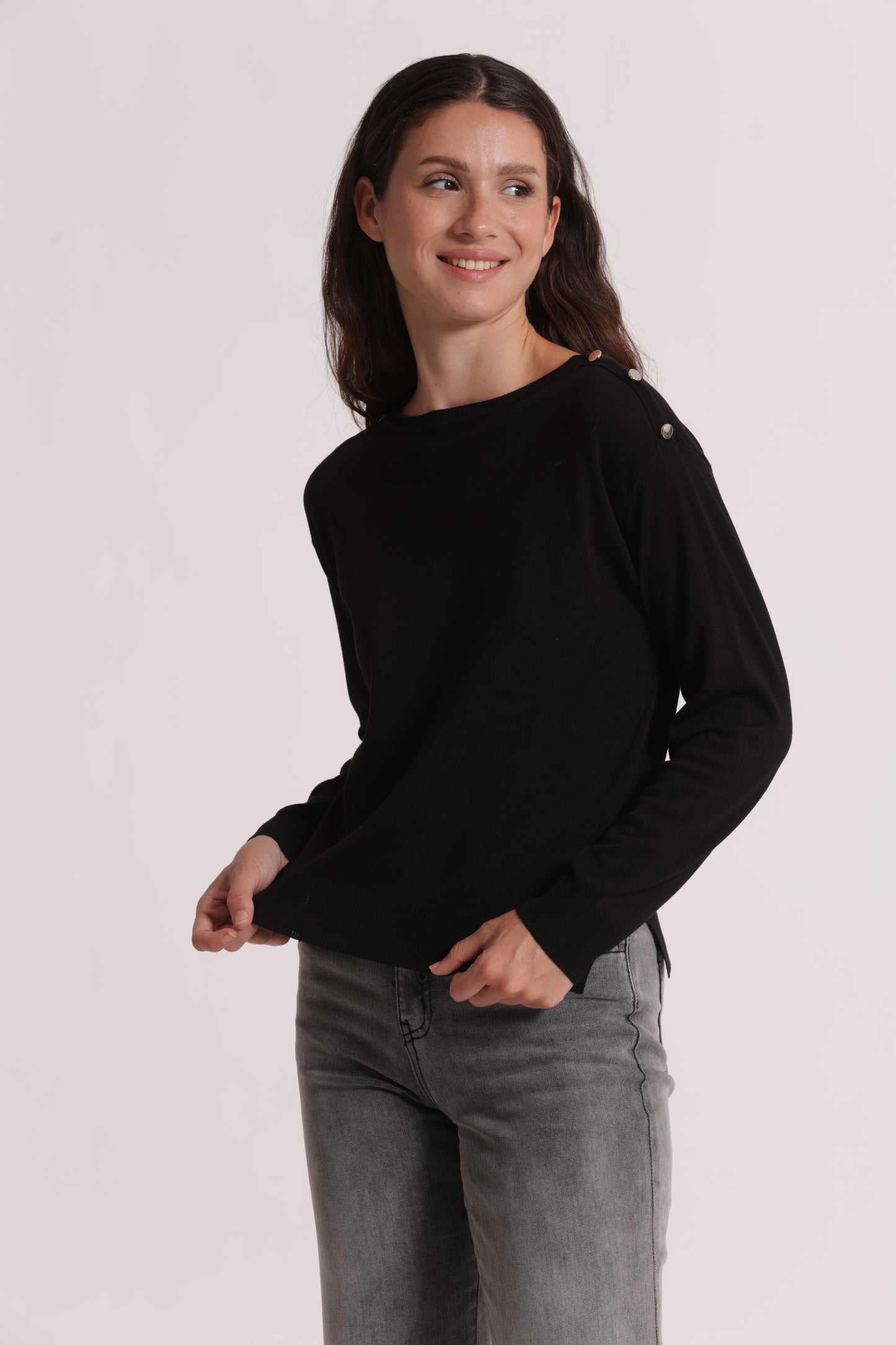 MAGLIA A MANICHE LUNGHE CON BOTTONI SU SPALLA