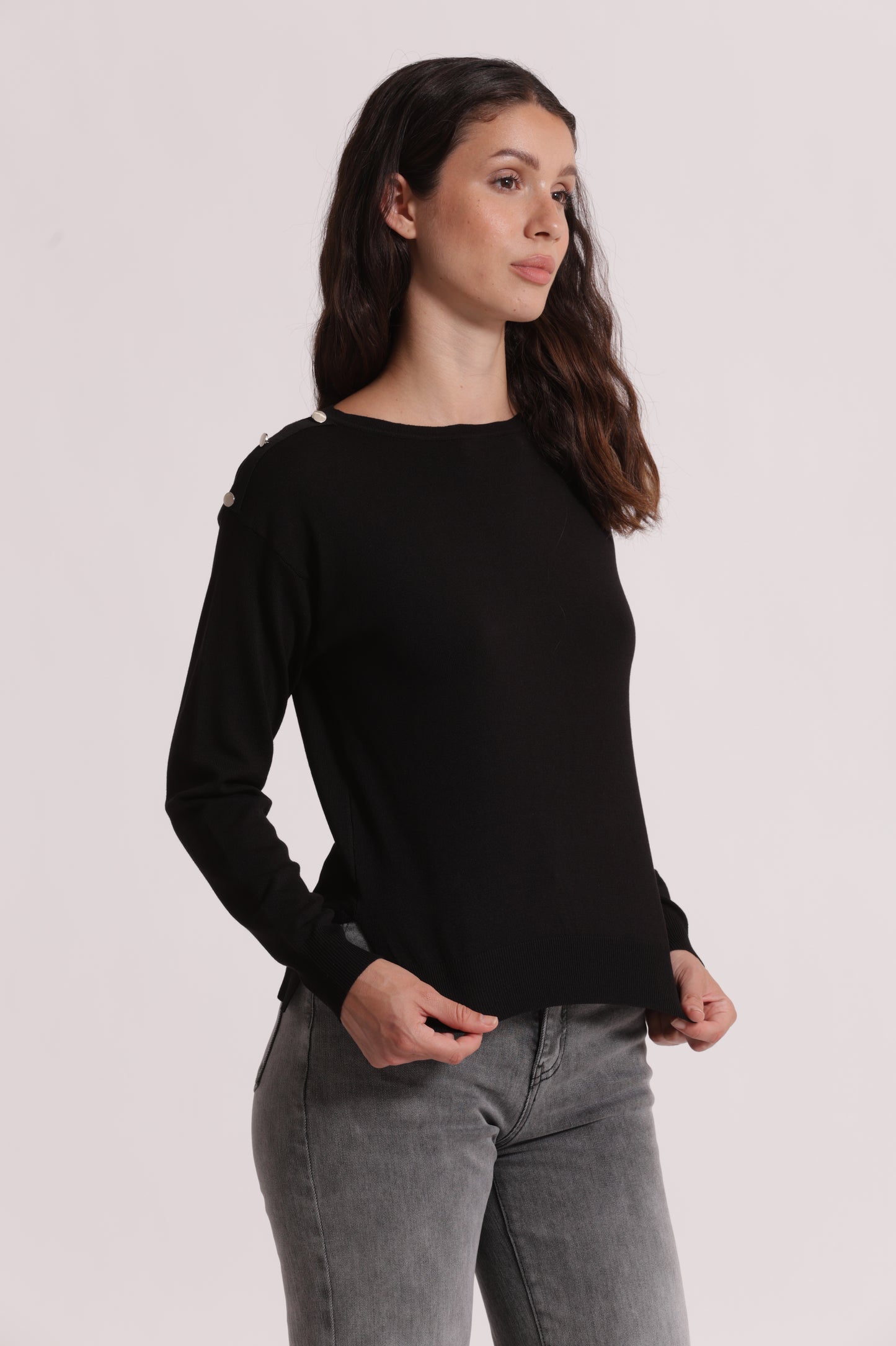 MAGLIA A MANICHE LUNGHE CON BOTTONI SU SPALLA