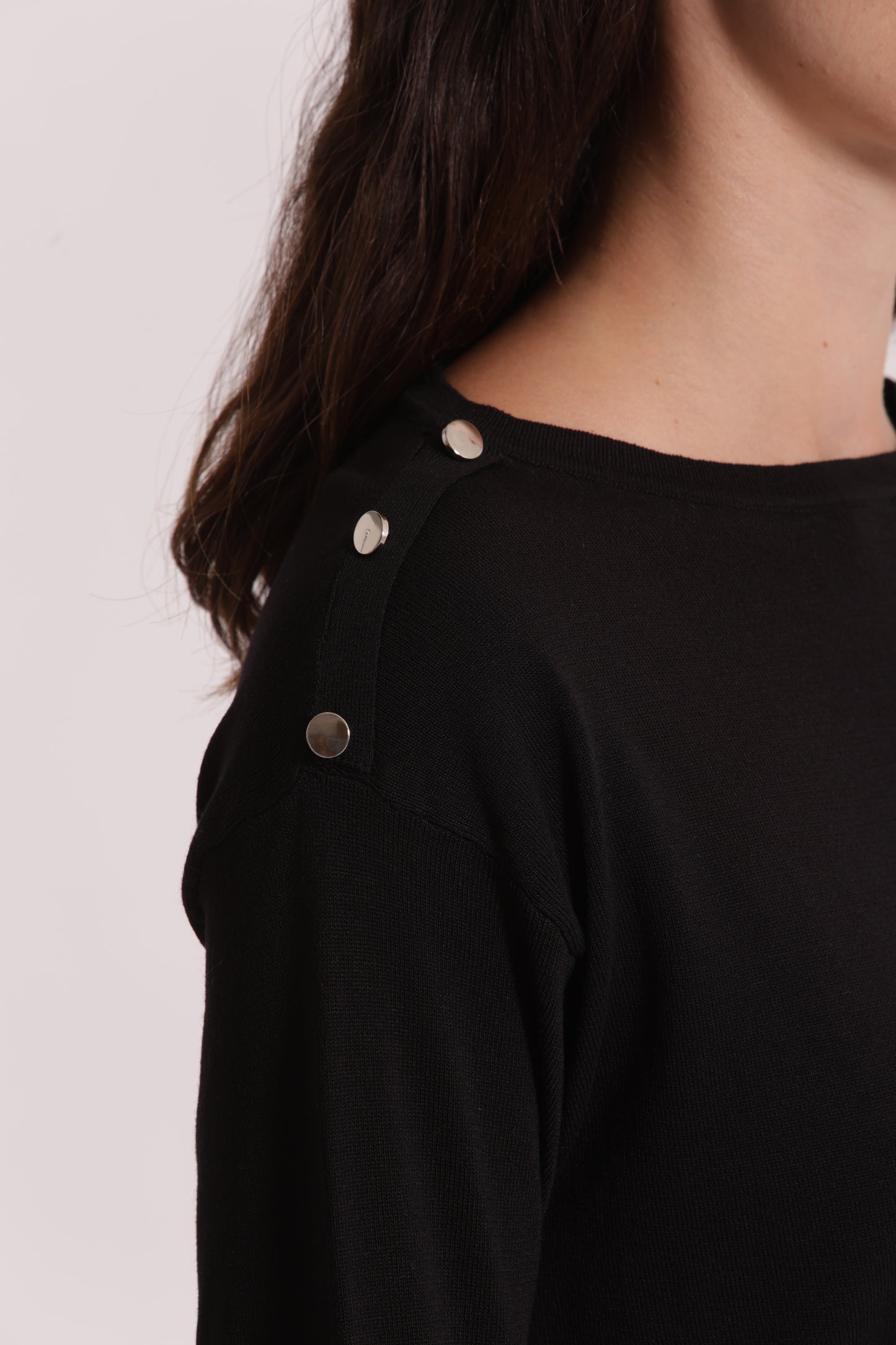 MAGLIA A MANICHE LUNGHE CON BOTTONI SU SPALLA