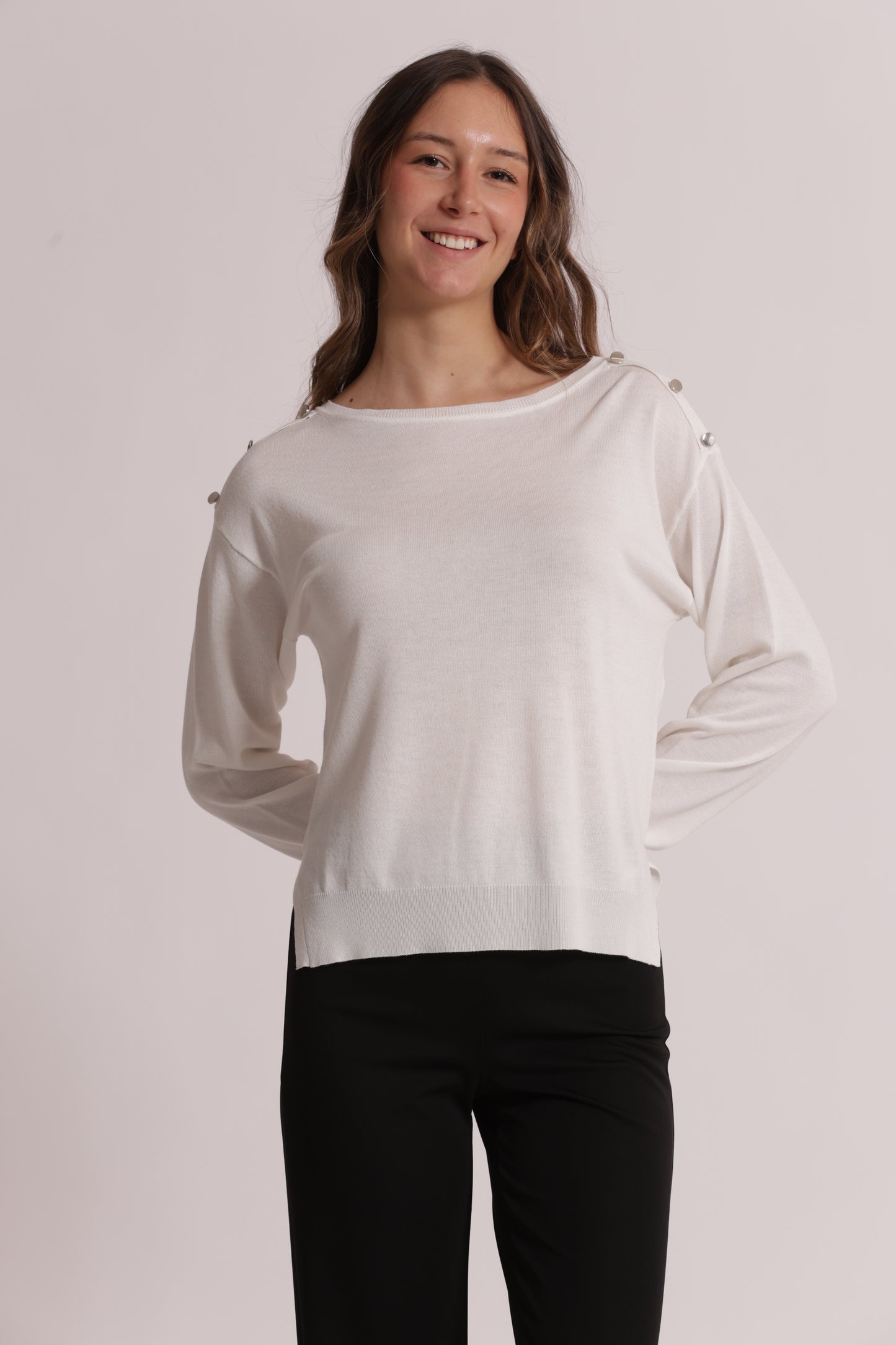 MAGLIA A MANICHE LUNGHE CON BOTTONI SU SPALLA