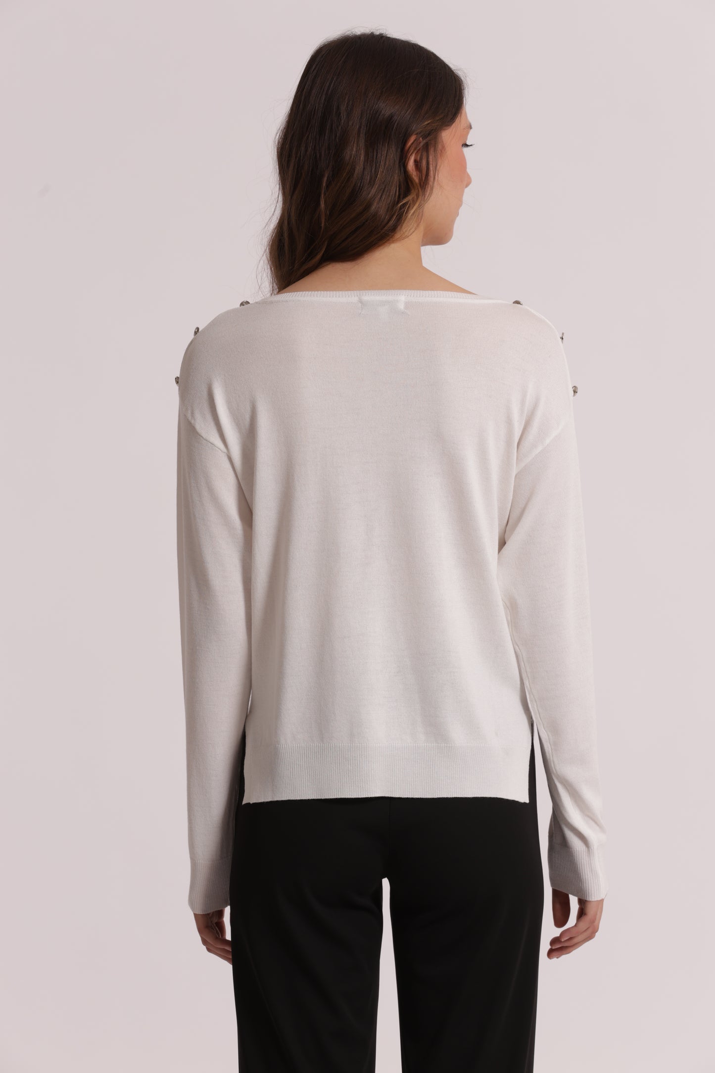 MAGLIA A MANICHE LUNGHE CON BOTTONI SU SPALLA