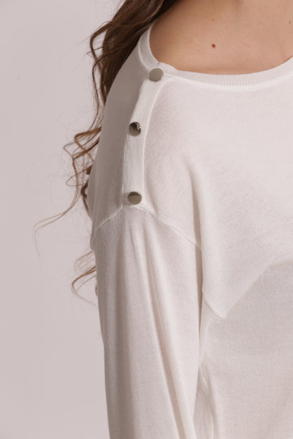 MAGLIA A MANICHE LUNGHE CON BOTTONI SU SPALLA