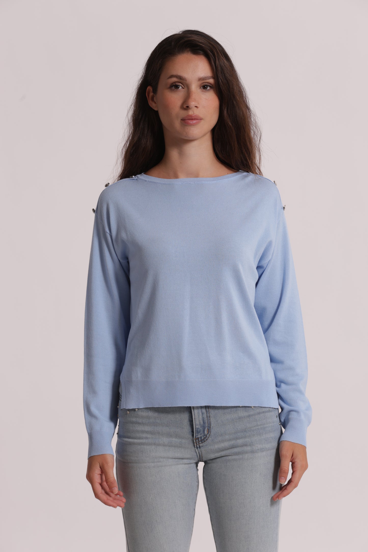 MAGLIA A MANICHE LUNGHE CON BOTTONI SU SPALLA
