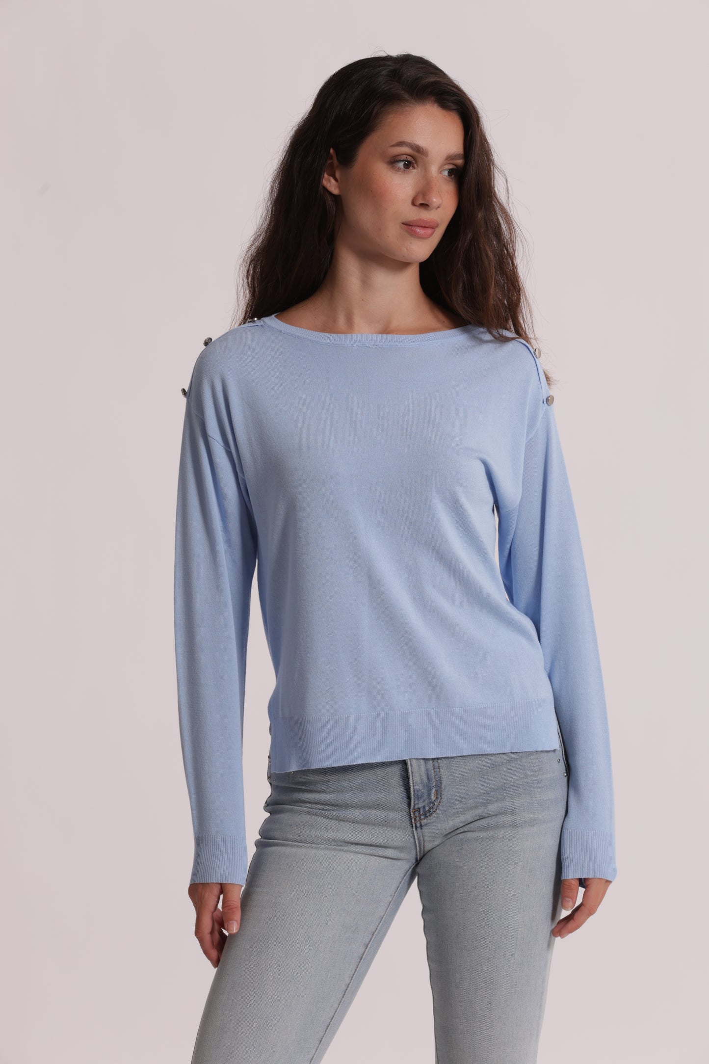 MAGLIA A MANICHE LUNGHE CON BOTTONI SU SPALLA