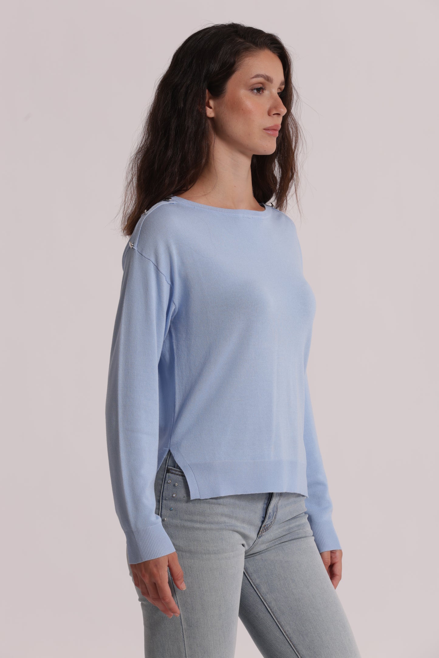MAGLIA A MANICHE LUNGHE CON BOTTONI SU SPALLA