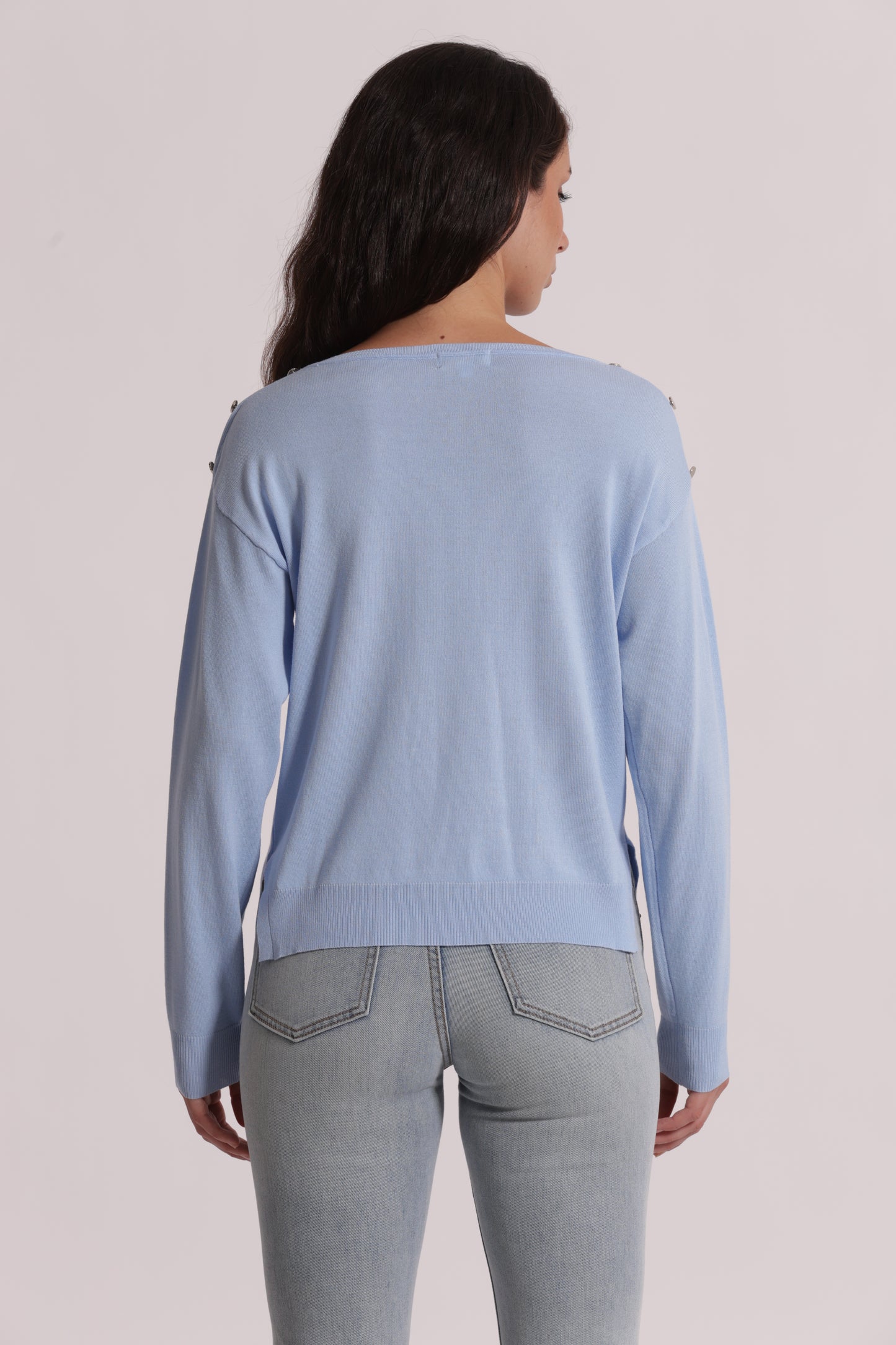 MAGLIA A MANICHE LUNGHE CON BOTTONI SU SPALLA