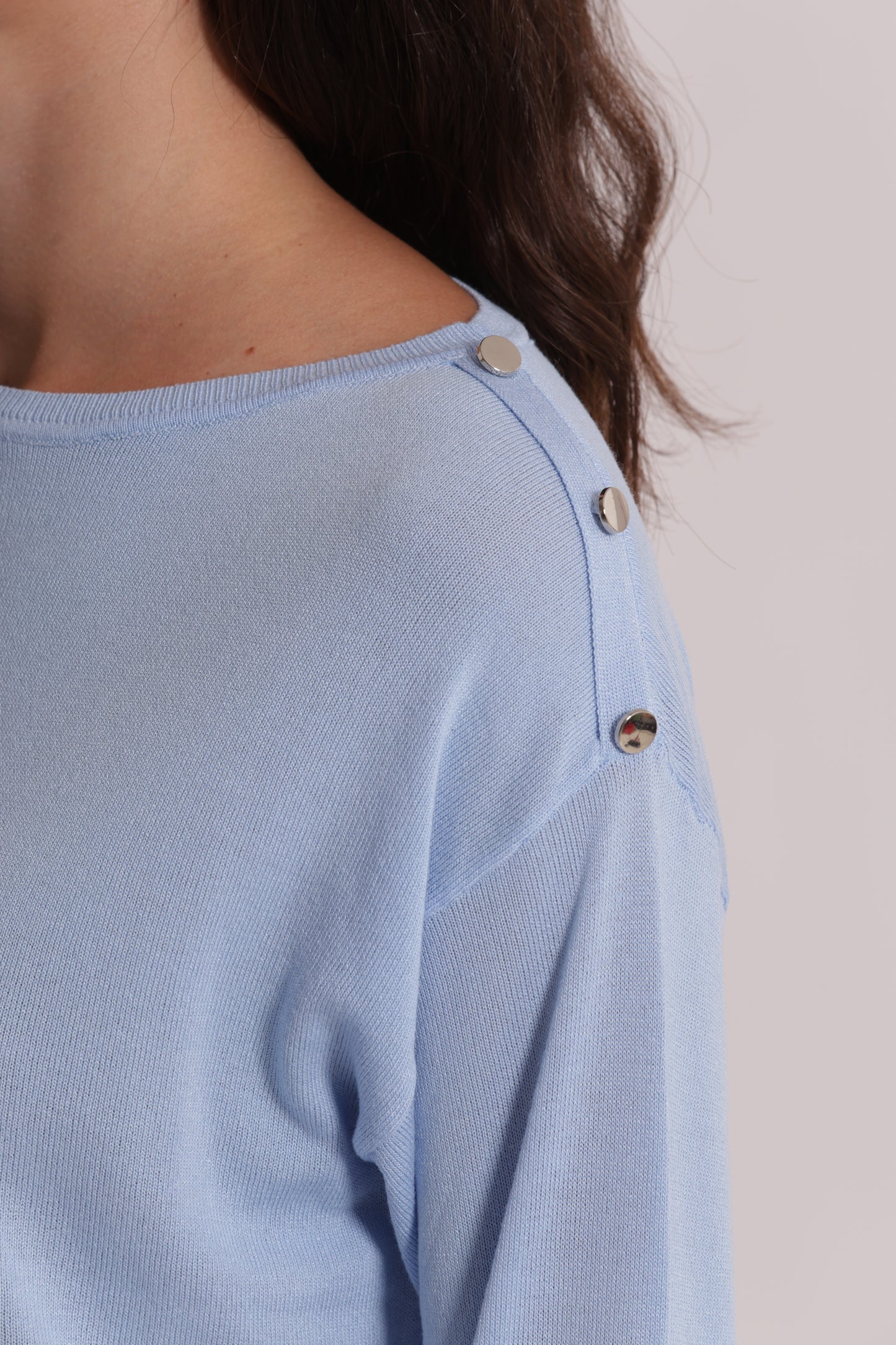 MAGLIA A MANICHE LUNGHE CON BOTTONI SU SPALLA