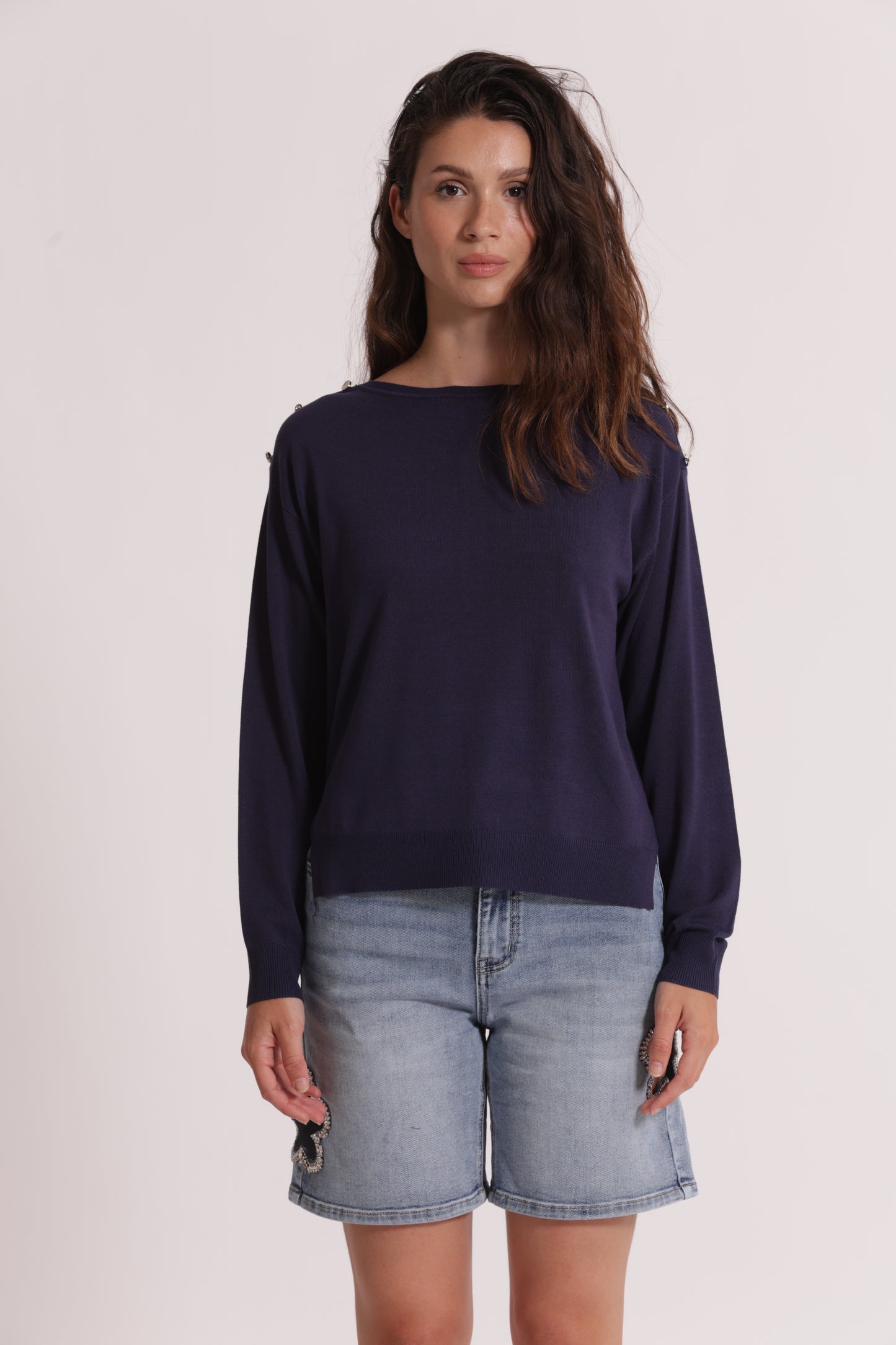 MAGLIA A MANICHE LUNGHE CON BOTTONI SU SPALLA