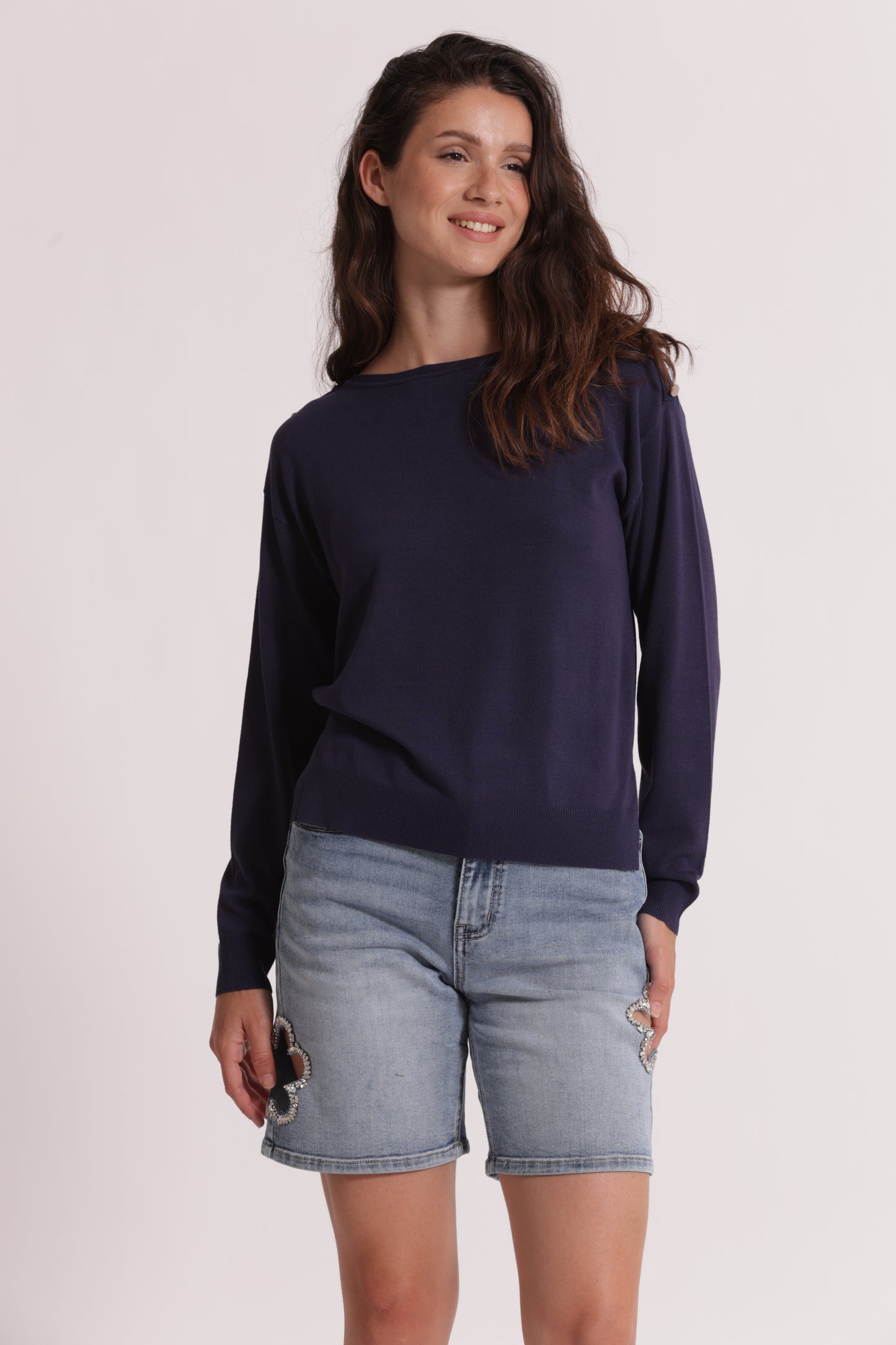 MAGLIA A MANICHE LUNGHE CON BOTTONI SU SPALLA