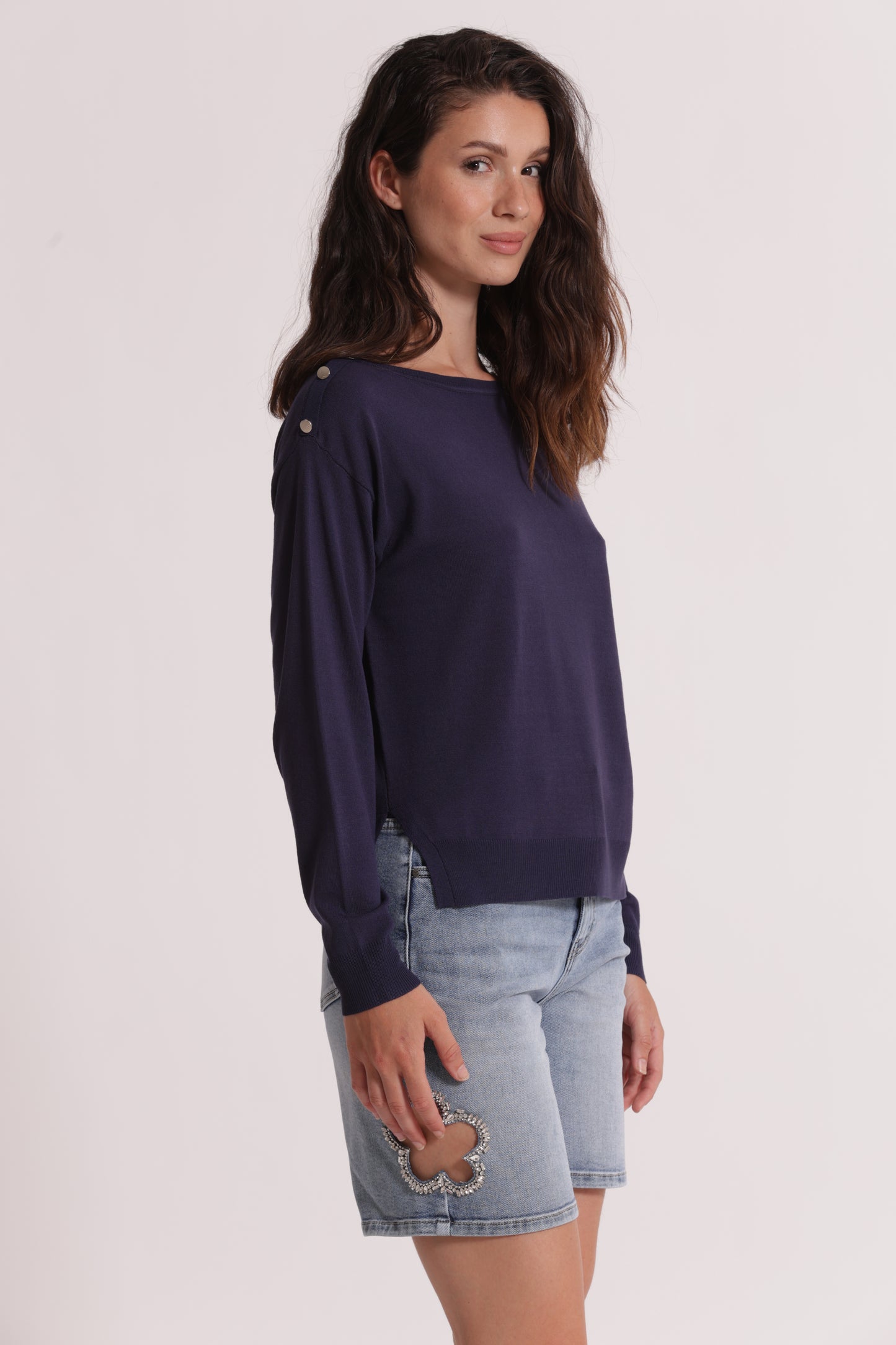 MAGLIA A MANICHE LUNGHE CON BOTTONI SU SPALLA