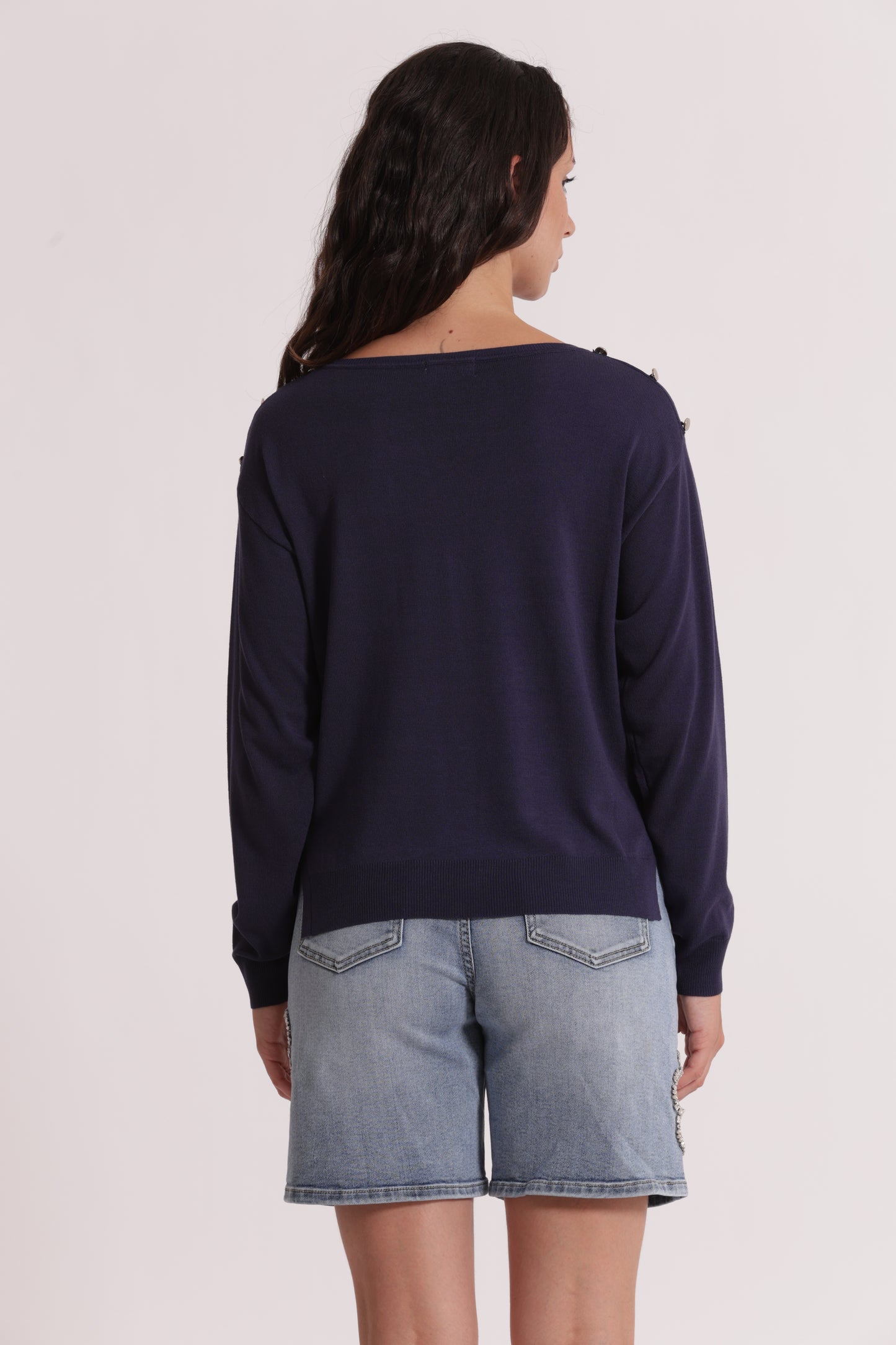 MAGLIA A MANICHE LUNGHE CON BOTTONI SU SPALLA