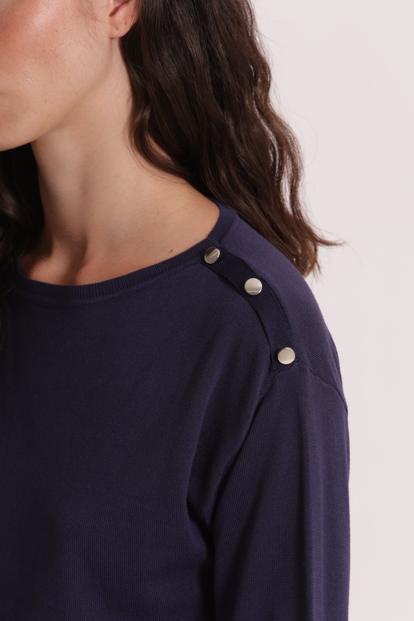 MAGLIA A MANICHE LUNGHE CON BOTTONI SU SPALLA