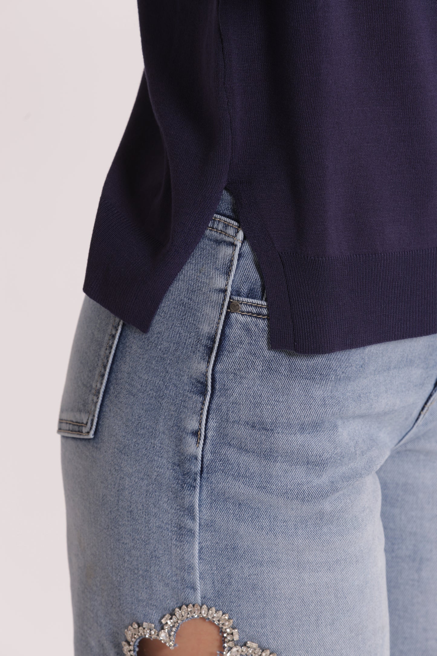 MAGLIA A MANICHE LUNGHE CON BOTTONI SU SPALLA