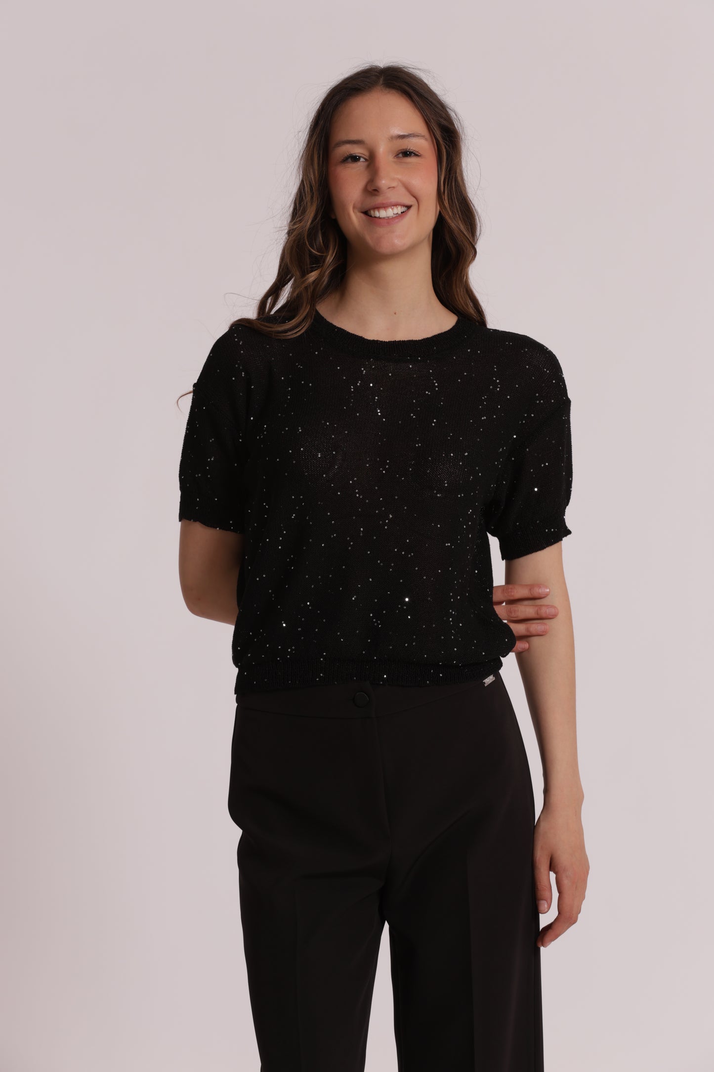 MAGLIA TRASPARENTE CON PAILLETTES A MANICHE CORTE