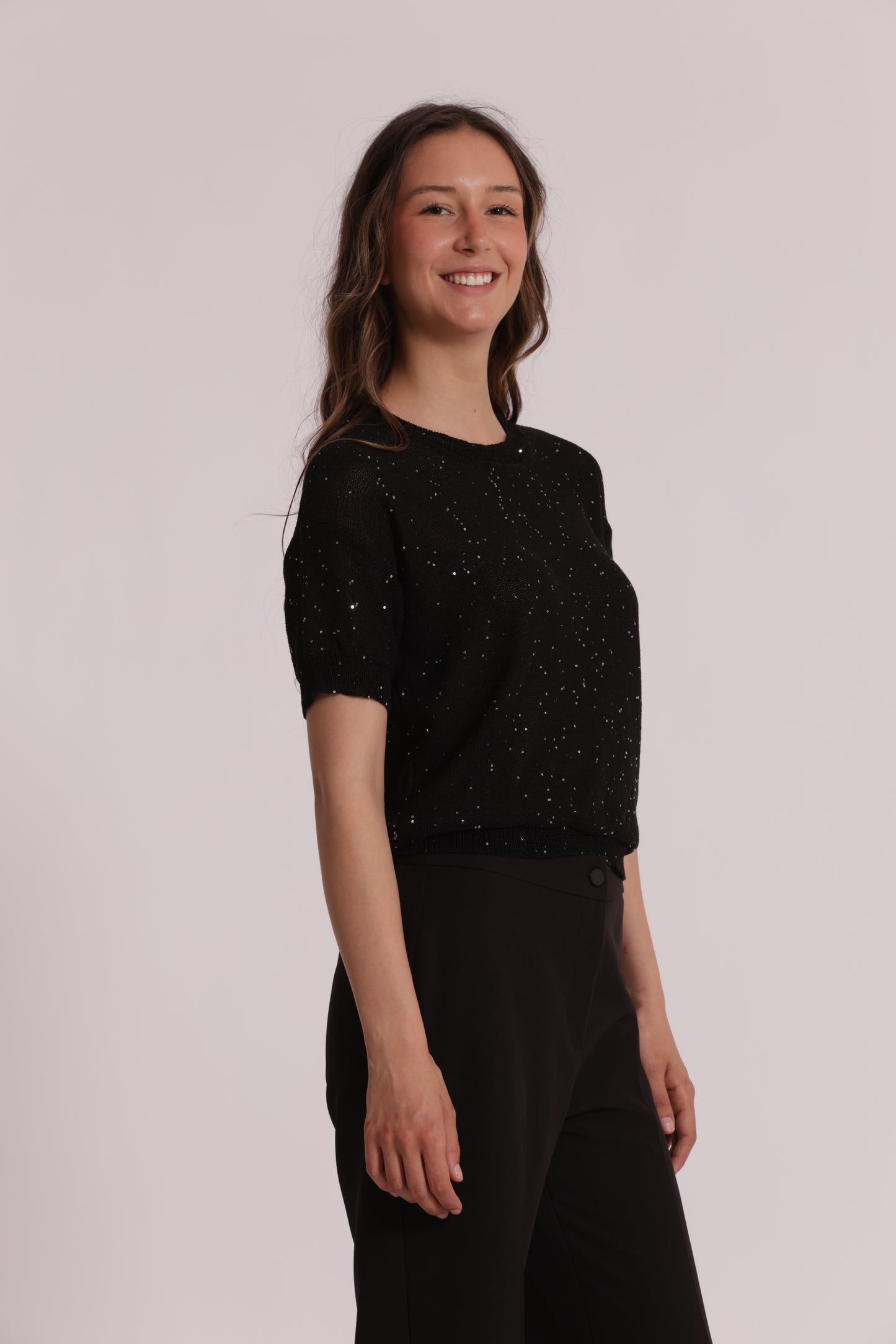 MAGLIA TRASPARENTE CON PAILLETTES A MANICHE CORTE