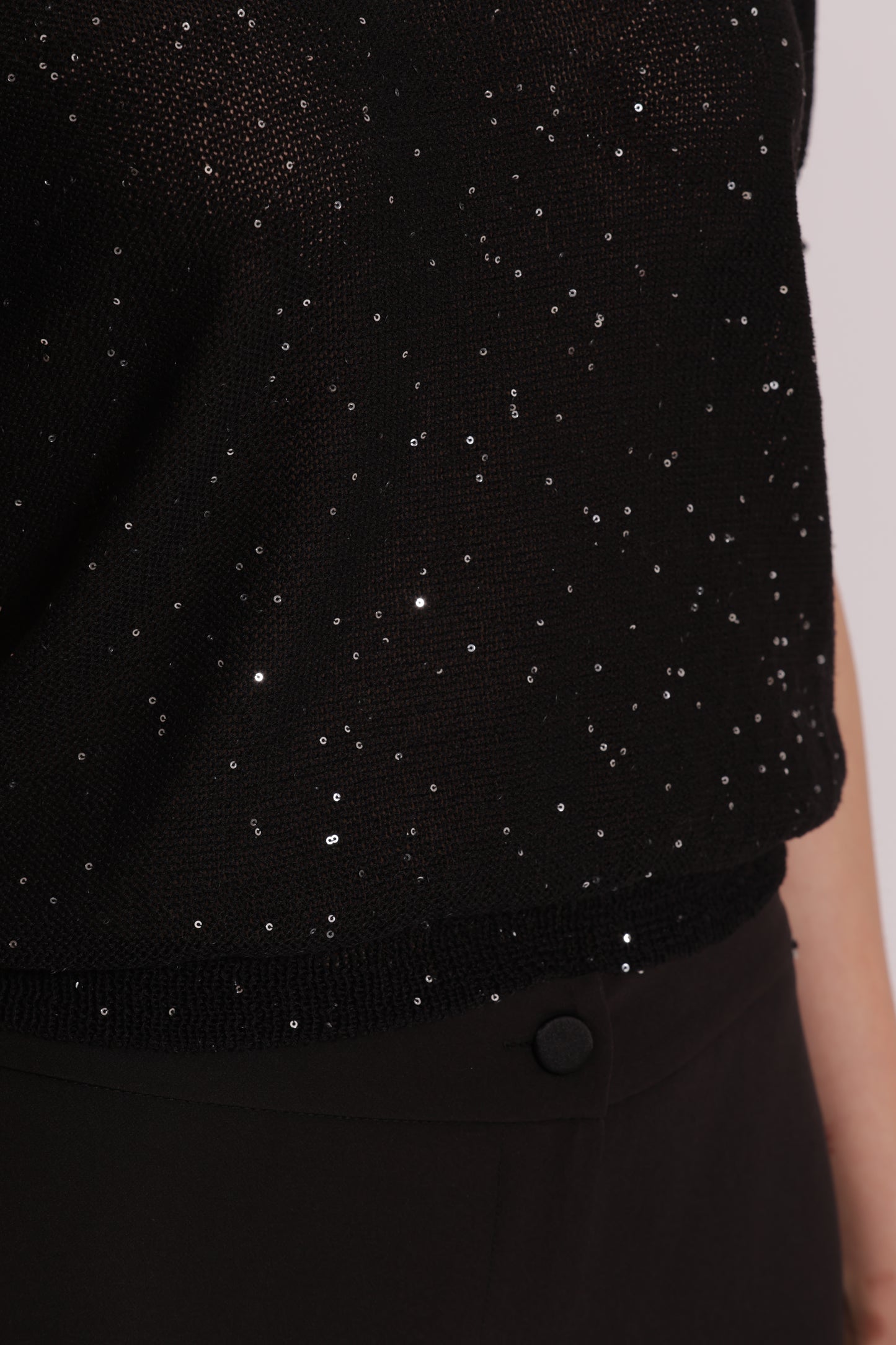 MAGLIA TRASPARENTE CON PAILLETTES A MANICHE CORTE