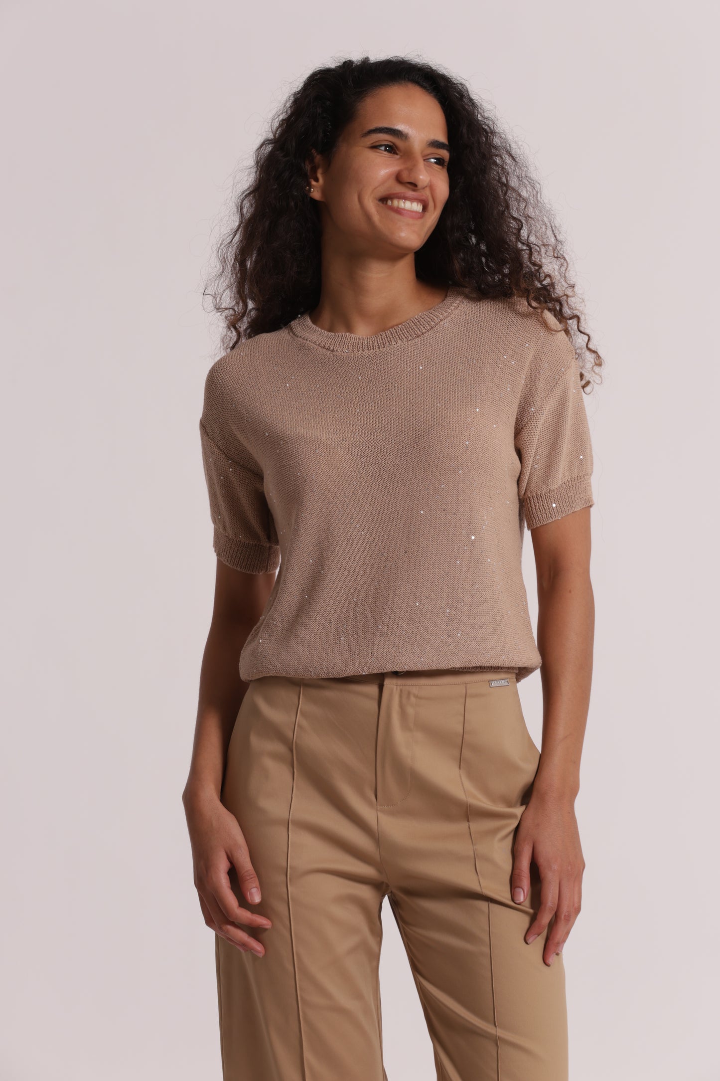 MAGLIA TRASPARENTE CON PAILLETTES A MANICHE CORTE
