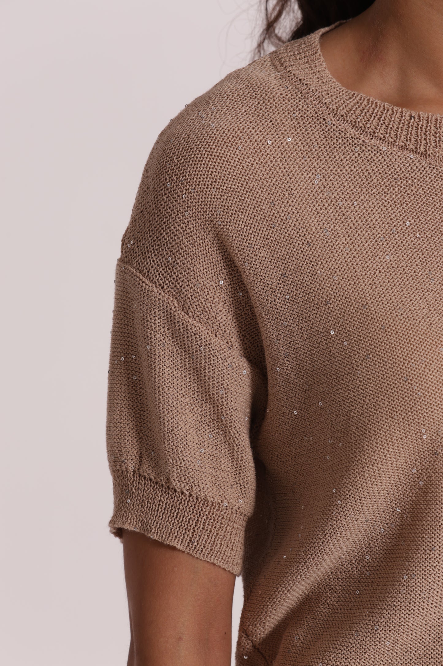 MAGLIA TRASPARENTE CON PAILLETTES A MANICHE CORTE