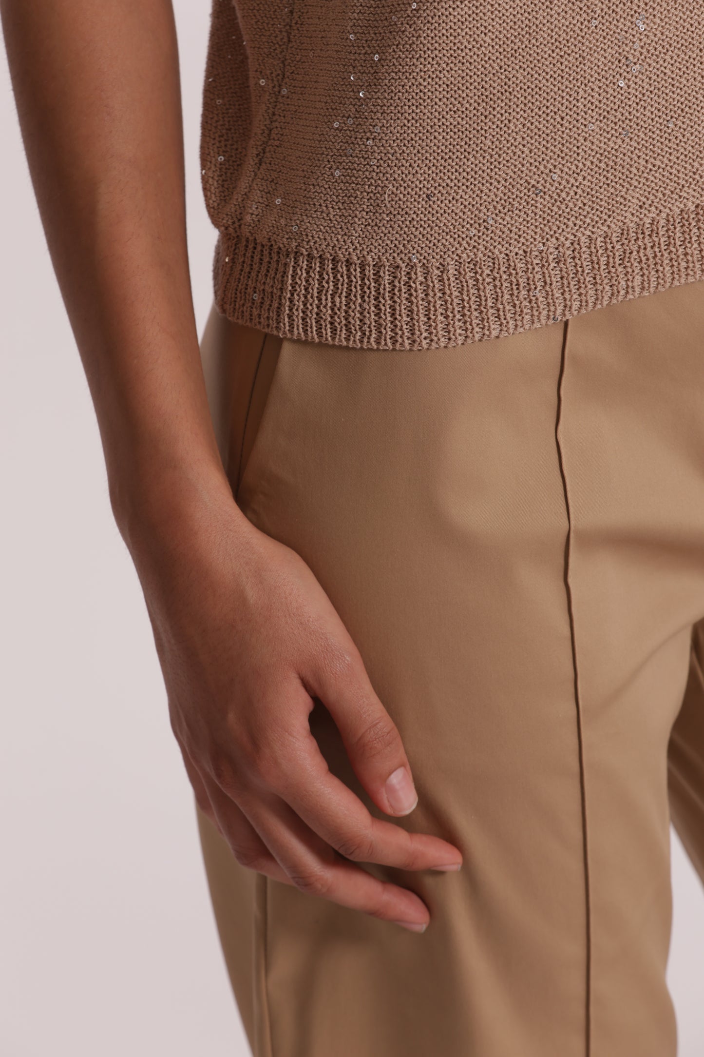 MAGLIA TRASPARENTE CON PAILLETTES A MANICHE CORTE
